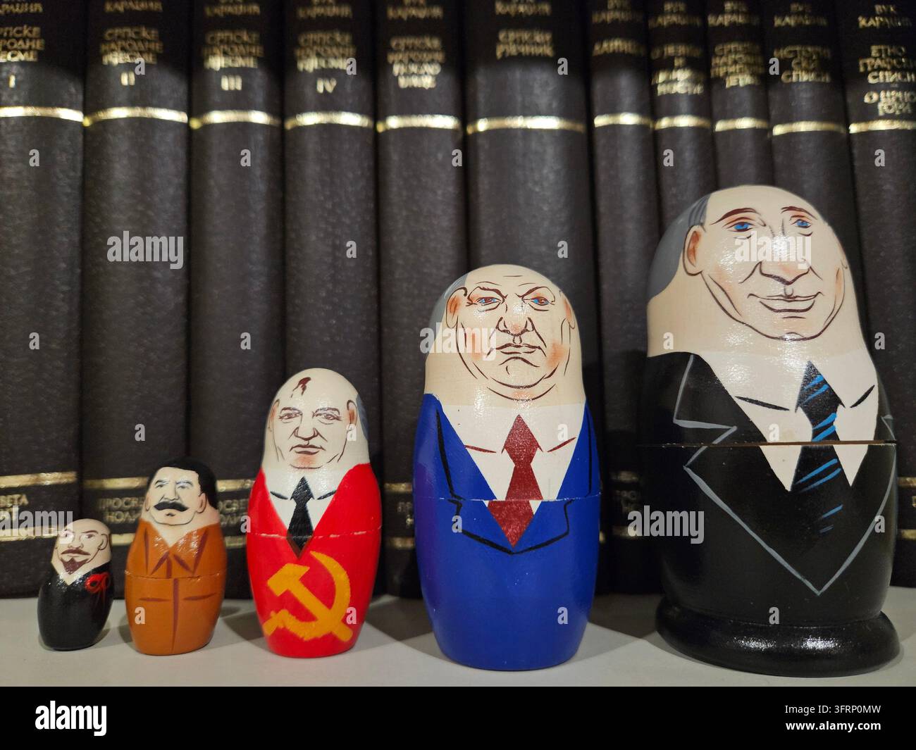JOHANNESBURG - 25 NOV 2023 : Ensemble de poupées russes avec des visages peints. Les poupées sont disposées en rangée. Les poupées représentent des présidents russes - Poutine, Eltsine, Gorbatchev, Staline, Lénine Banque D'Images