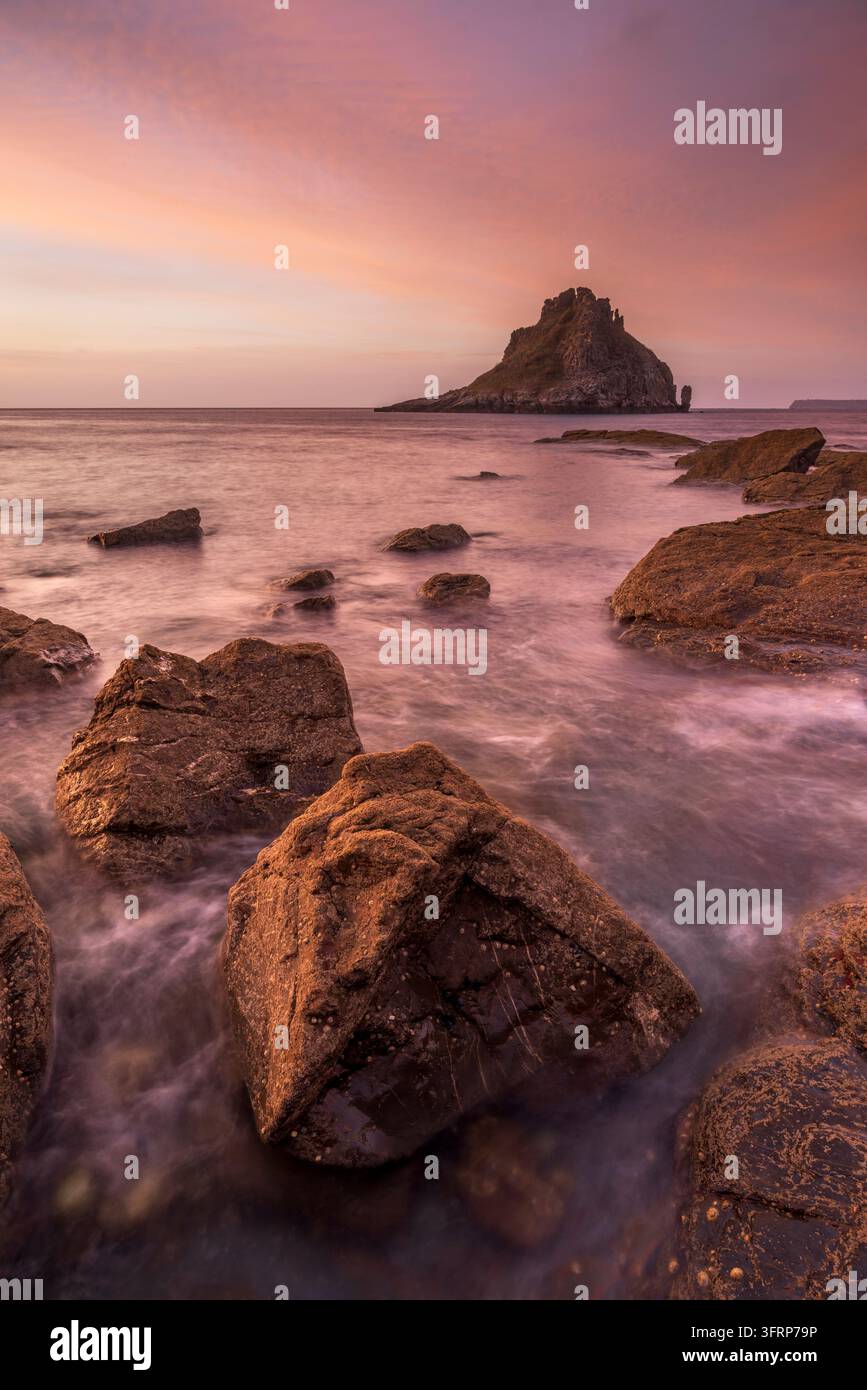 Beau lever de soleil rose au-dessus de Thatcher Rock à Torquay, Devon, Angleterre. Automne (septembre) 2026. Banque D'Images
