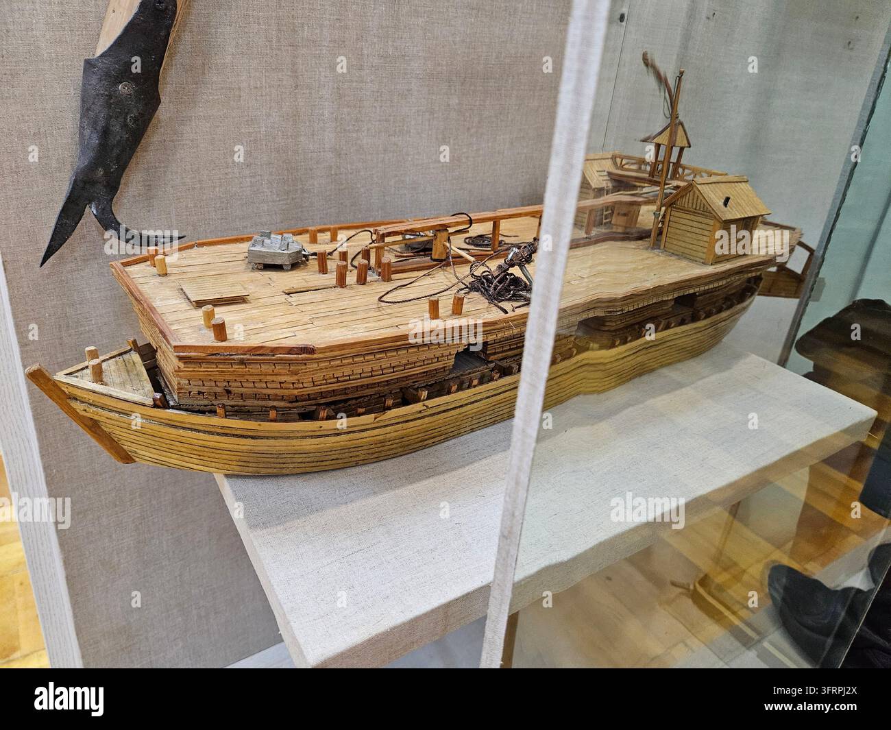 SHARIA - 22 JUIN 2024 : Modèle d’un navire est exposé dans une vitrine en verre au musée. Le navire est en bois et possède un mât. Flottage de grumes le long de la rivière Vetluga Banque D'Images