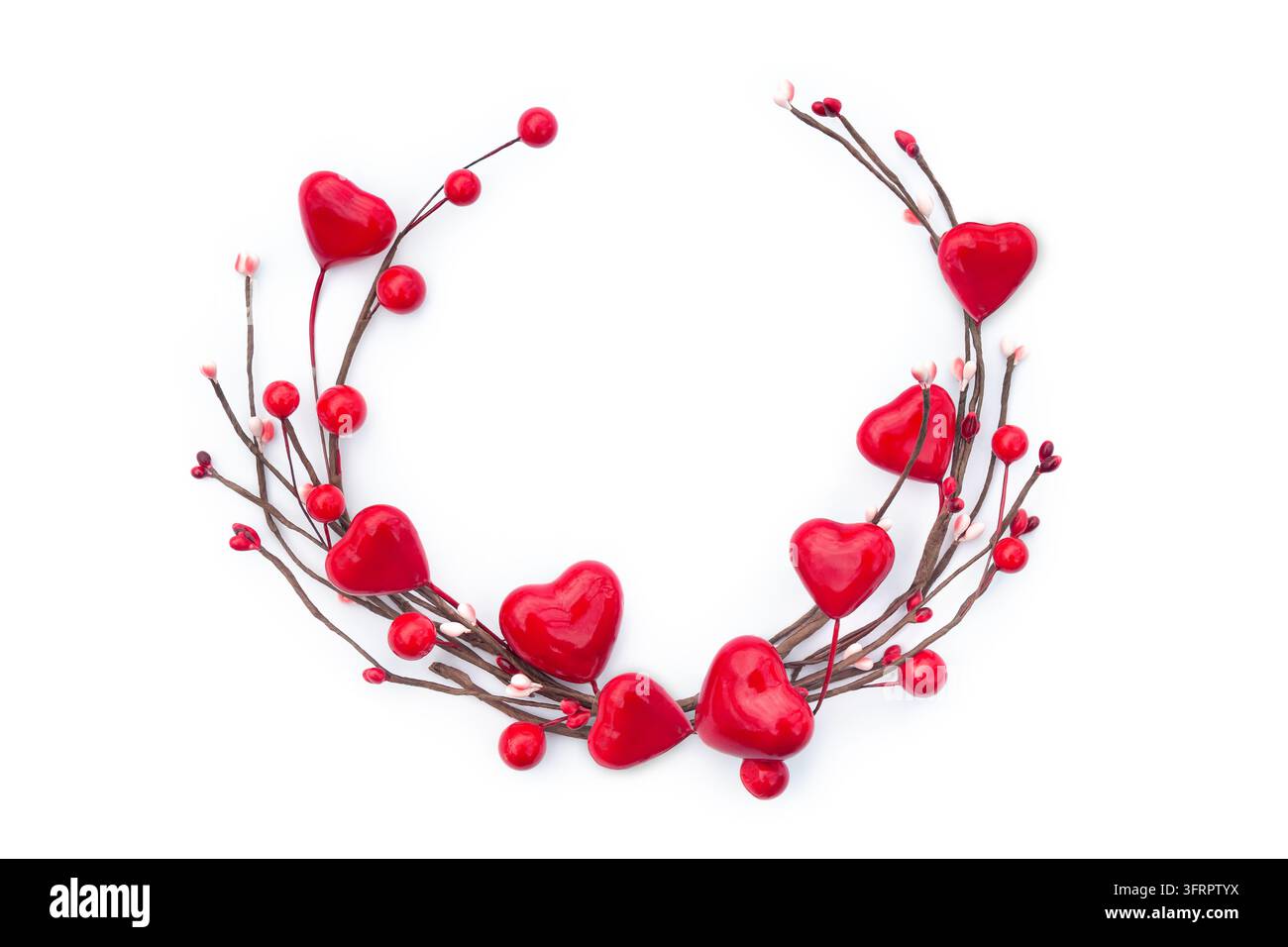 Une composition créative de cœurs rouges décoratifs et de branches de printemps avec des boutons roses formant un cadre circulaire. Sur un fond blanc propre, thi Banque D'Images