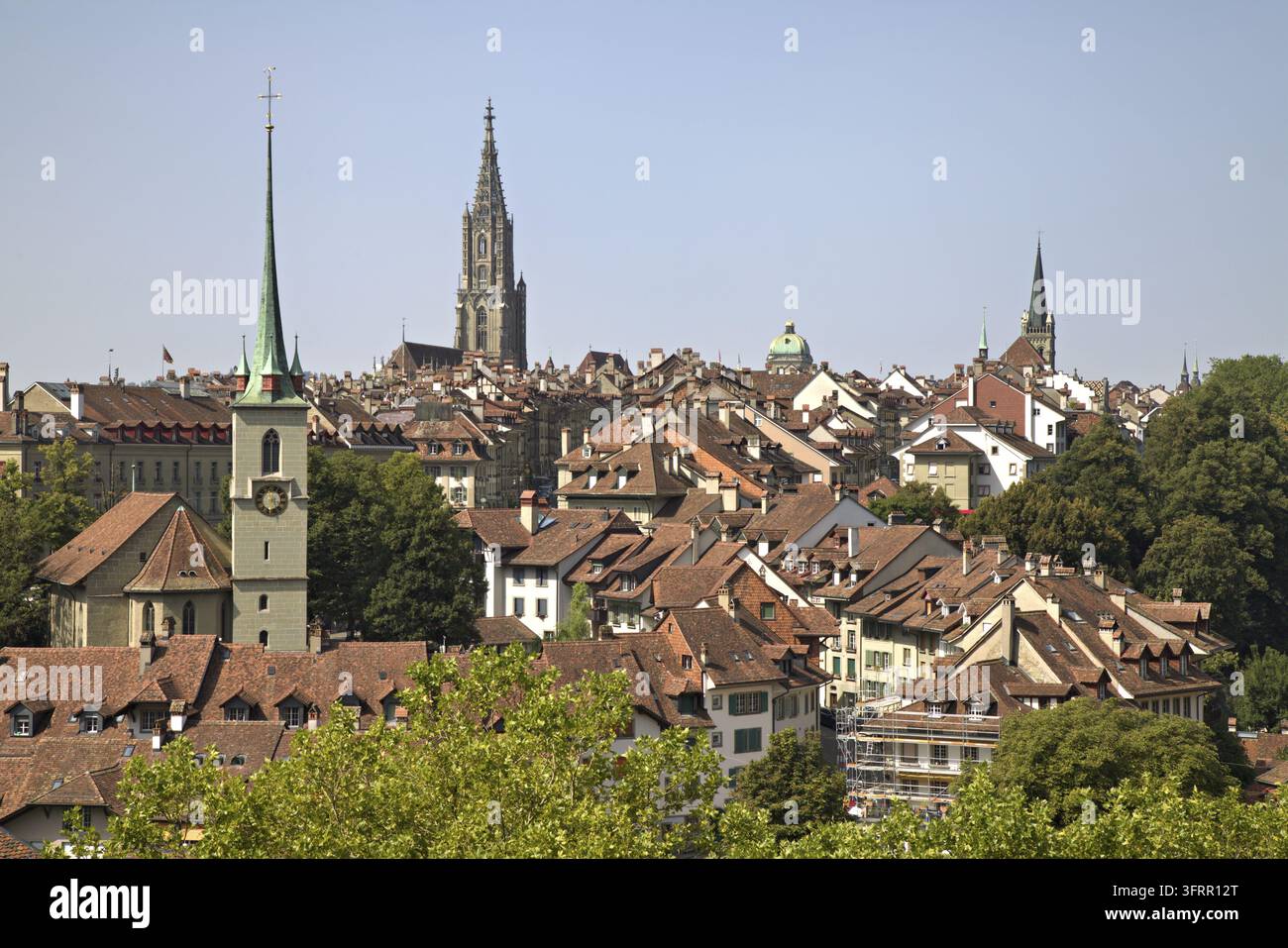 Toits historiques de la vieille ville de Berne avec architecture médiévale et flèche du clocher du Münster de Berne Banque D'Images