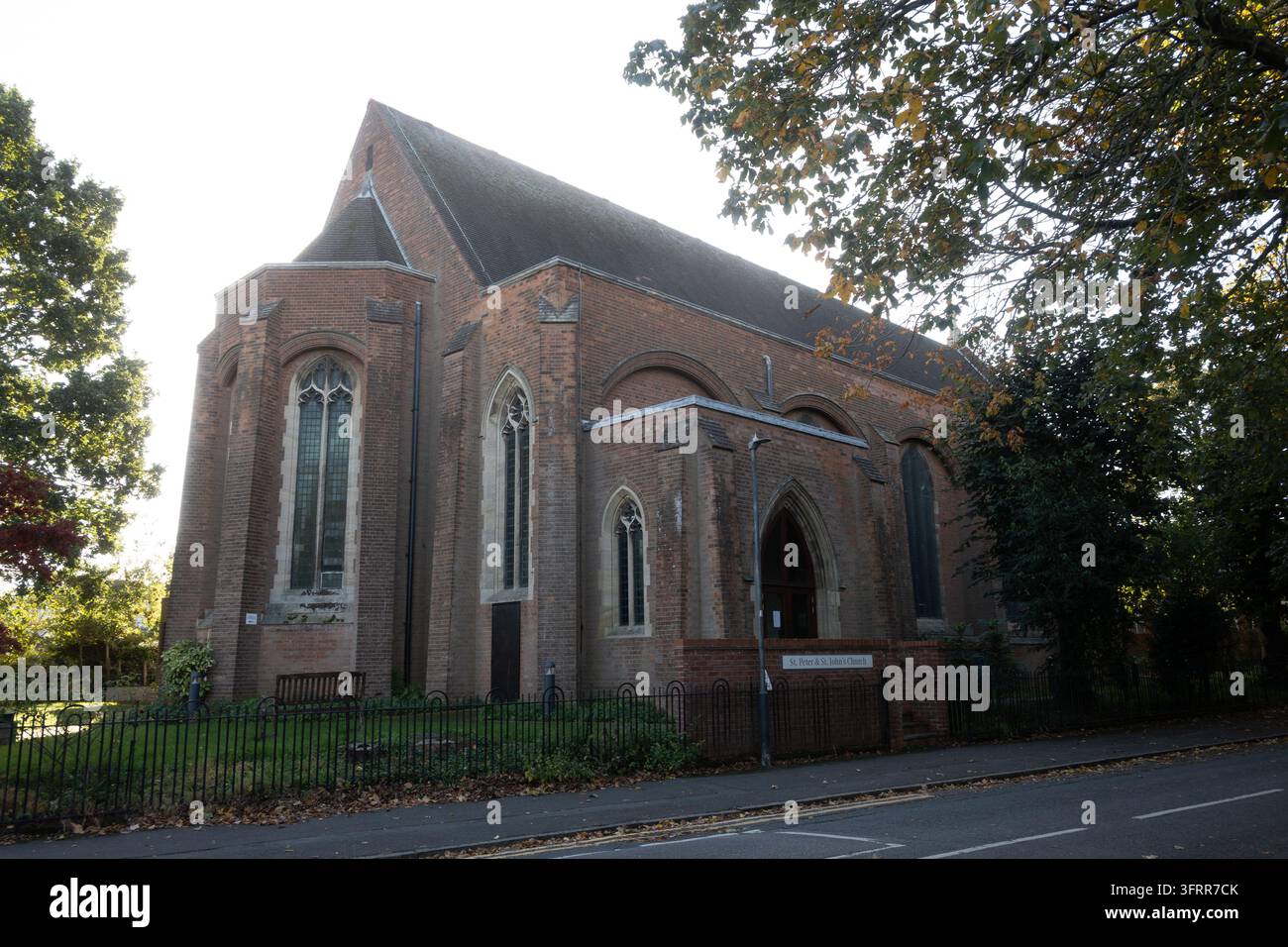 Église Saint-Pierre et Saint-Jean, Rugby, Warwickshire, Angleterre, Royaume-Uni Banque D'Images