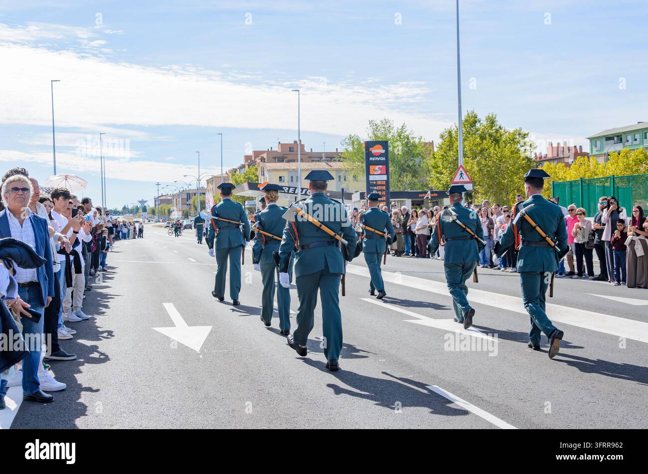 Salamance, Espagne, 12 octobre 2026 Les membres de la Garde civile espagnole défilent en tenue de cérémonie complète et chapeaux tricornes le long d'une avenue urbaine avant spect Banque D'Images