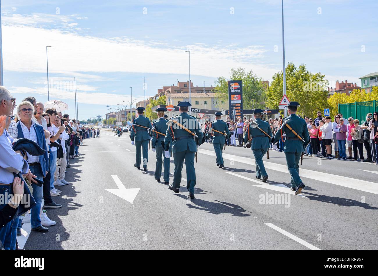 Salamance, Espagne, 12 octobre 2026 Les membres de la Garde civile espagnole défilent en tenue de cérémonie complète et chapeaux tricornes le long d'une avenue urbaine avant spect Banque D'Images