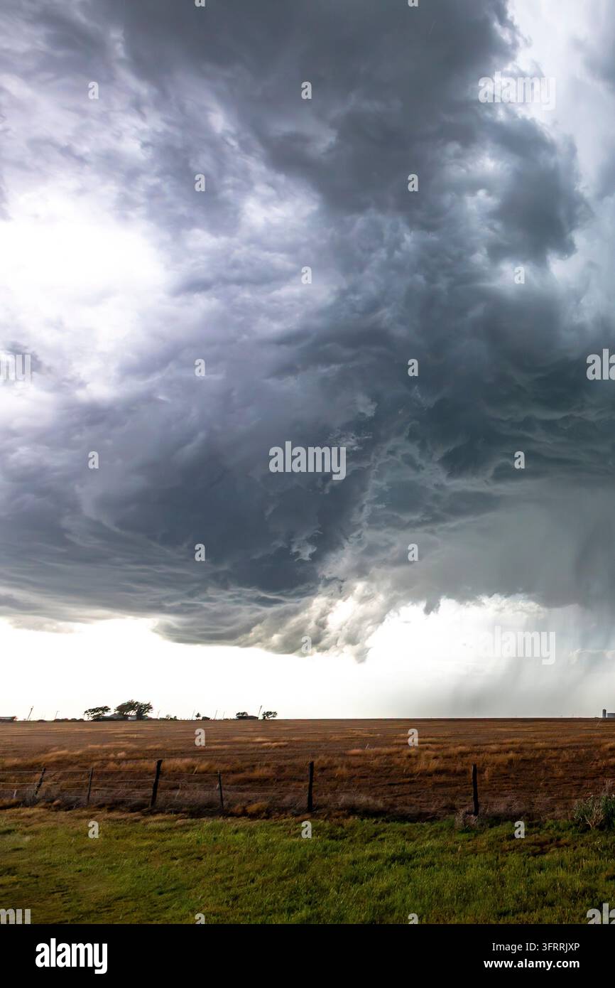 Effets du changement climatique. El Nino, l'environnement, les températures mondiales en hausse. Pollution et tempêtes dévastatrices avec tornades et vents forts. Unc Banque D'Images