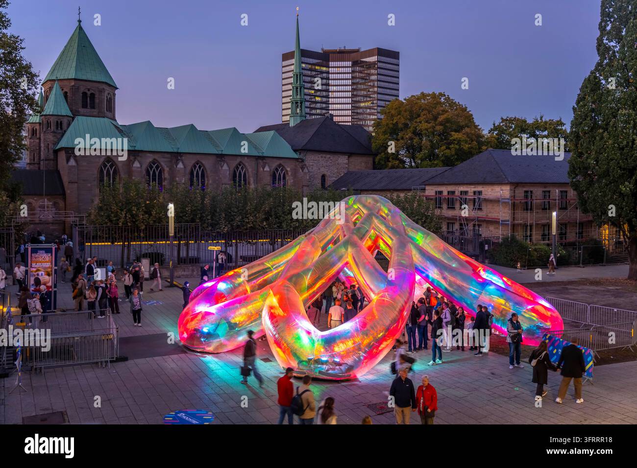 Festival des Lumières d’Essen, dans le centre-ville ; l’installation lumineuse ‚Meliora‘ du duo d’artistes australiens Atelier Sisu, sur la place du château ; Hôtel de ville d’Essen allumé Banque D'Images