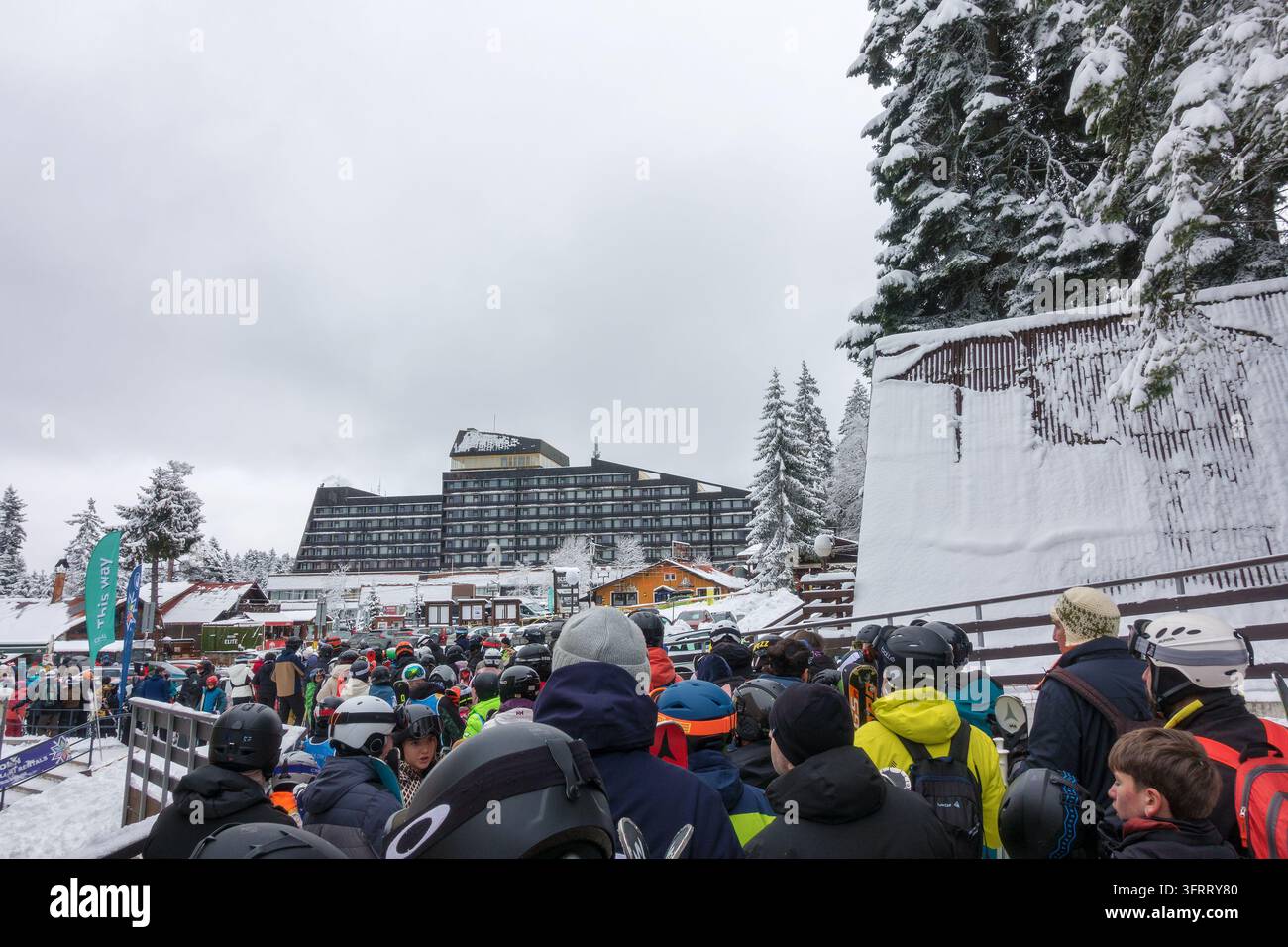 22 février 2026 - Borovets, Bulgarie - De nombreuses personnes dans la file d’attente pour le téléphérique à la station de base du centre de ski de Borovets, Bulgarie Banque D'Images