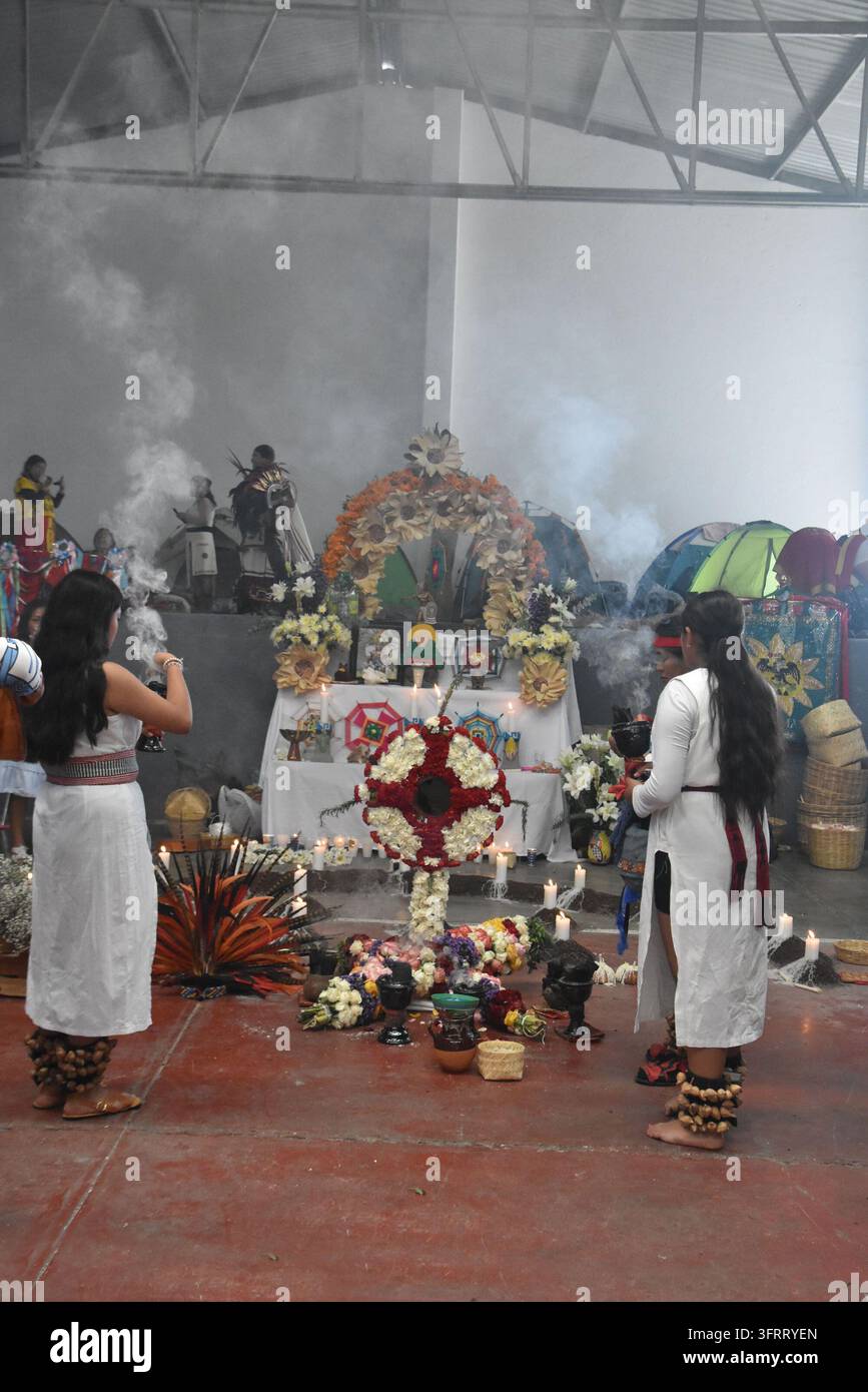 Danseurs aztèques interprétant lors de la Fiesta de Pueblos Indios à Tlascalancingo, Pueblo, Mexique Banque D'Images