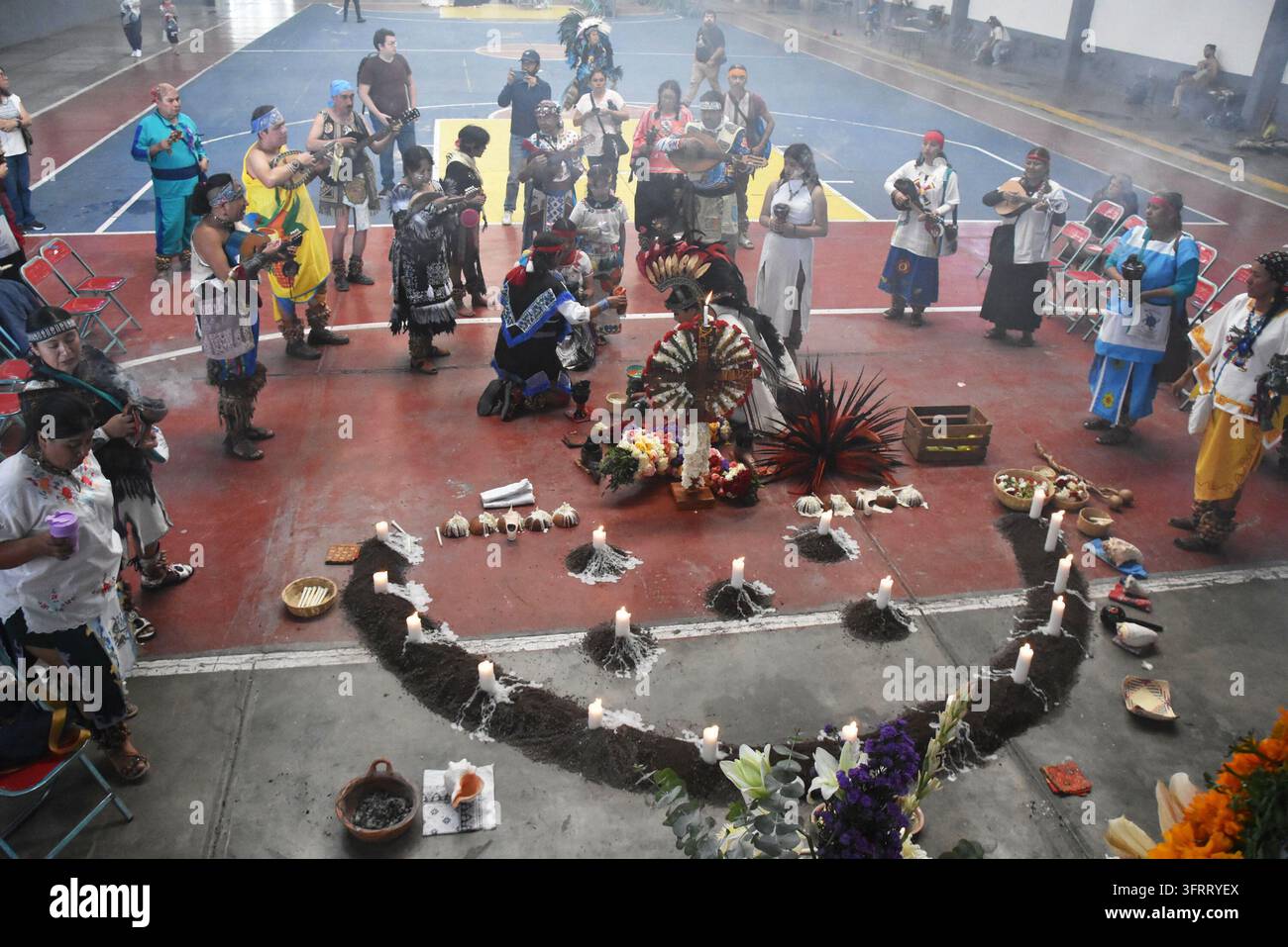 Danseurs aztèques interprétant lors de la Fiesta de Pueblos Indios à Tlascalancingo, Pueblo, Mexique Banque D'Images