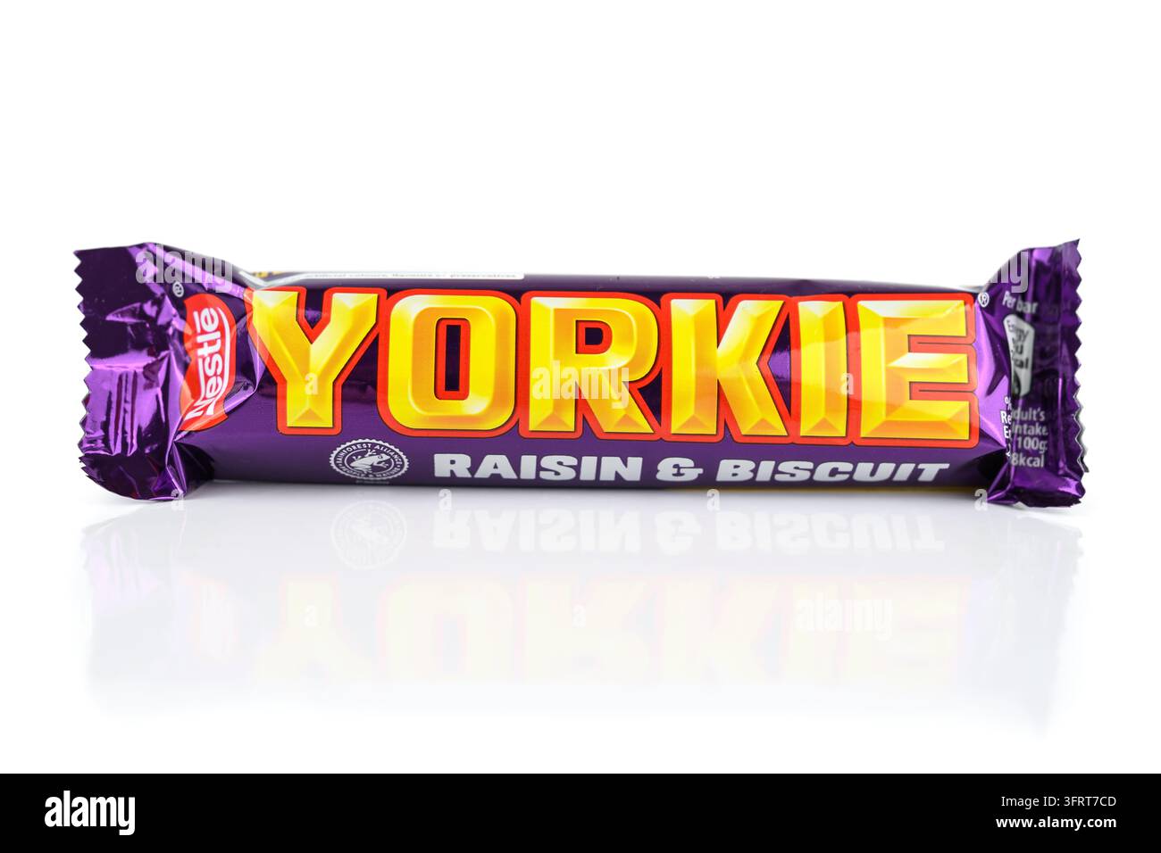 Barre de chocolat au lait aux raisins et aux biscuits Yorkie sur un fond réfléchissant blanc - Pays de Galles, Royaume-Uni - 15 septembre 2026 Banque D'Images