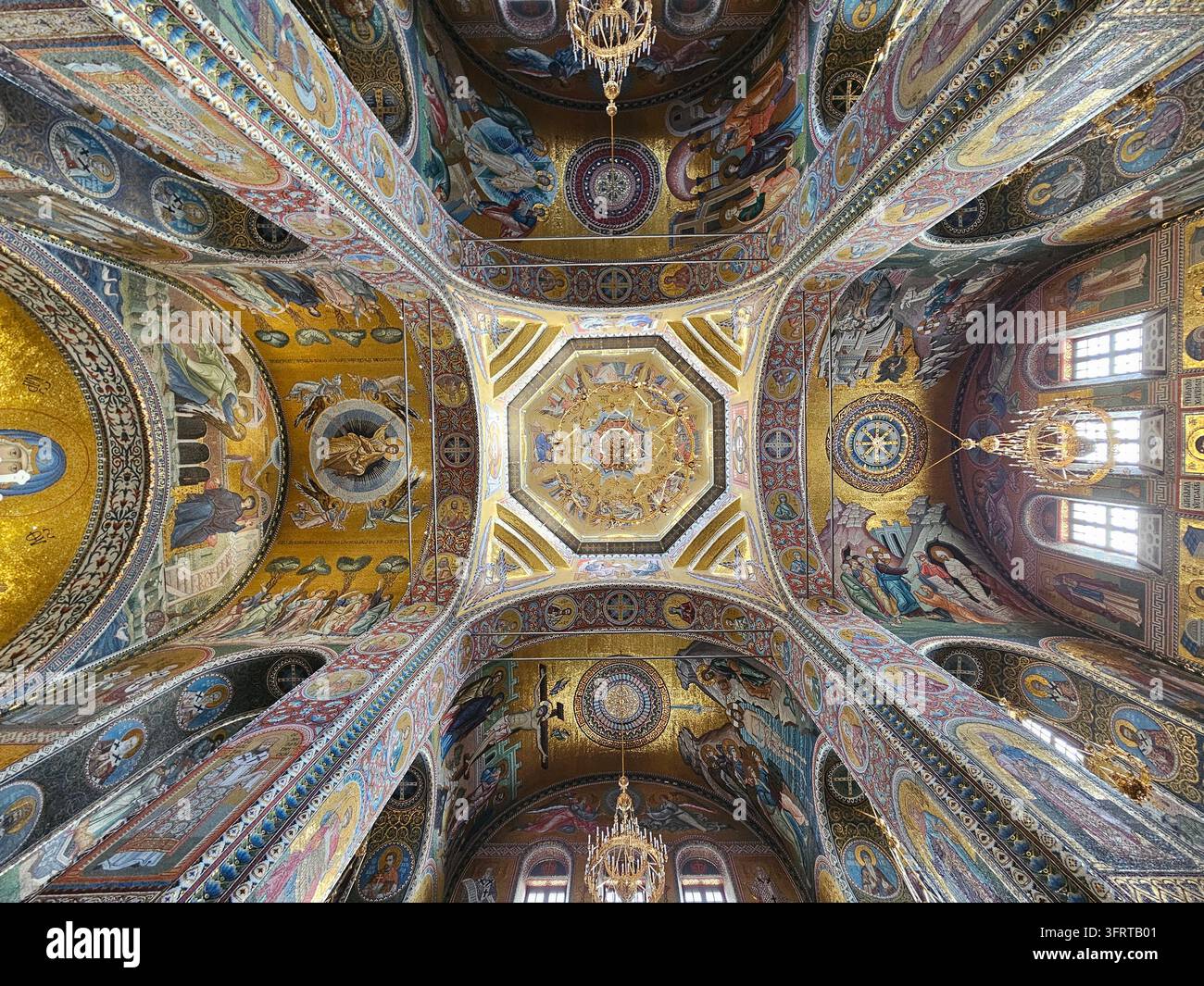DIVEYEVO - 27 AOÛT 2025 : Le plafond d'une église est recouvert d'or et de feuille d'or. La feuille d'or forme une croix et est entourée d'un cercle. Le plafond est décoré Banque D'Images