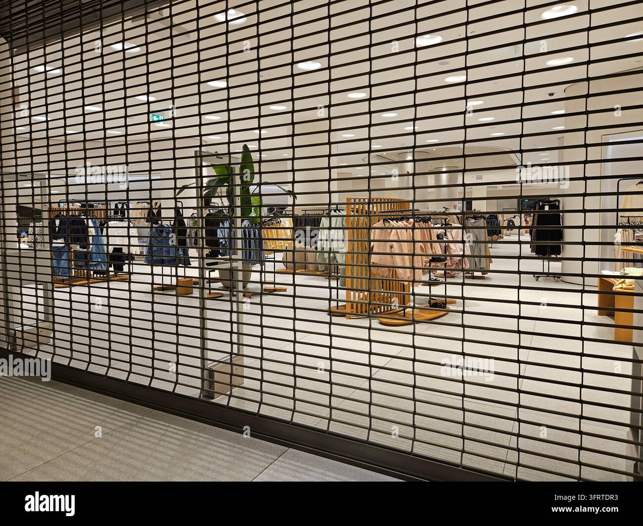 Magasin avec une porte fermée et sans clients. Le magasin est vide et la porte est verrouillée Banque D'Images