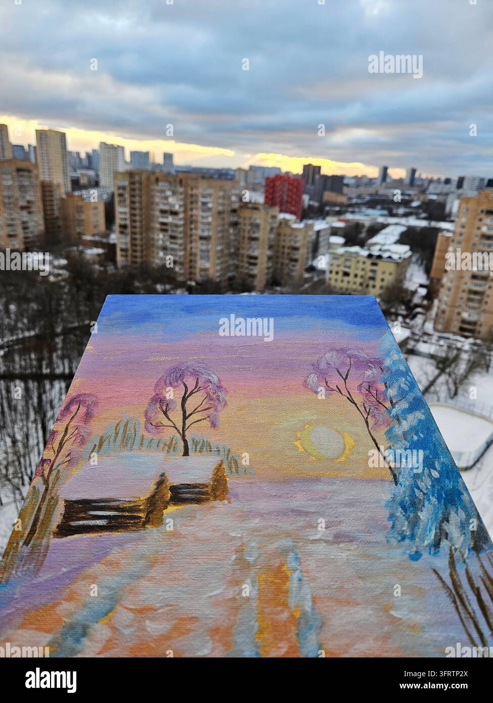 Paysage urbain enneigé rencontre une peinture abstraite vive et tourbillonnante. Skyline urbaine baignée dans des teintes douces et dorées du crépuscule. L'art abstrait recouvre le premier plan, mêlant couleurs et textures Banque D'Images