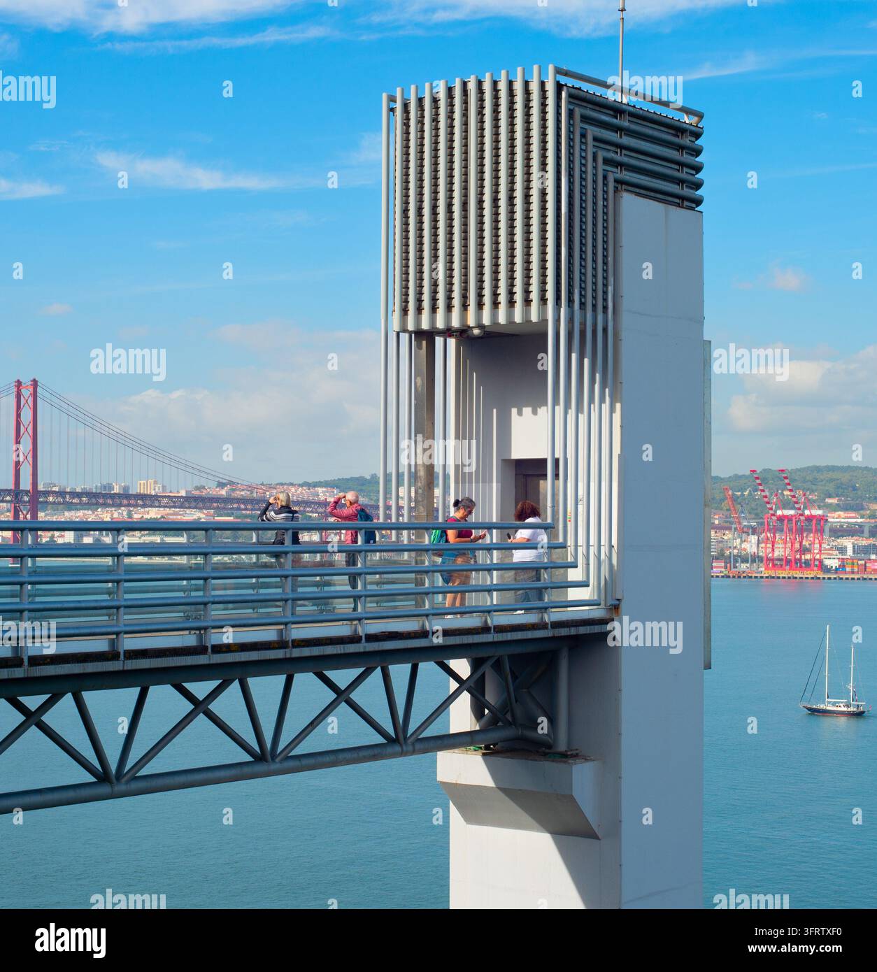 LISBONNE, PORTUGAL - nov 09, 2025 : les gens à l'ascenseur moderne, l'ascenseur Boca do Vento, se dresse sur la rive du Tage, surplombant le Pano Banque D'Images