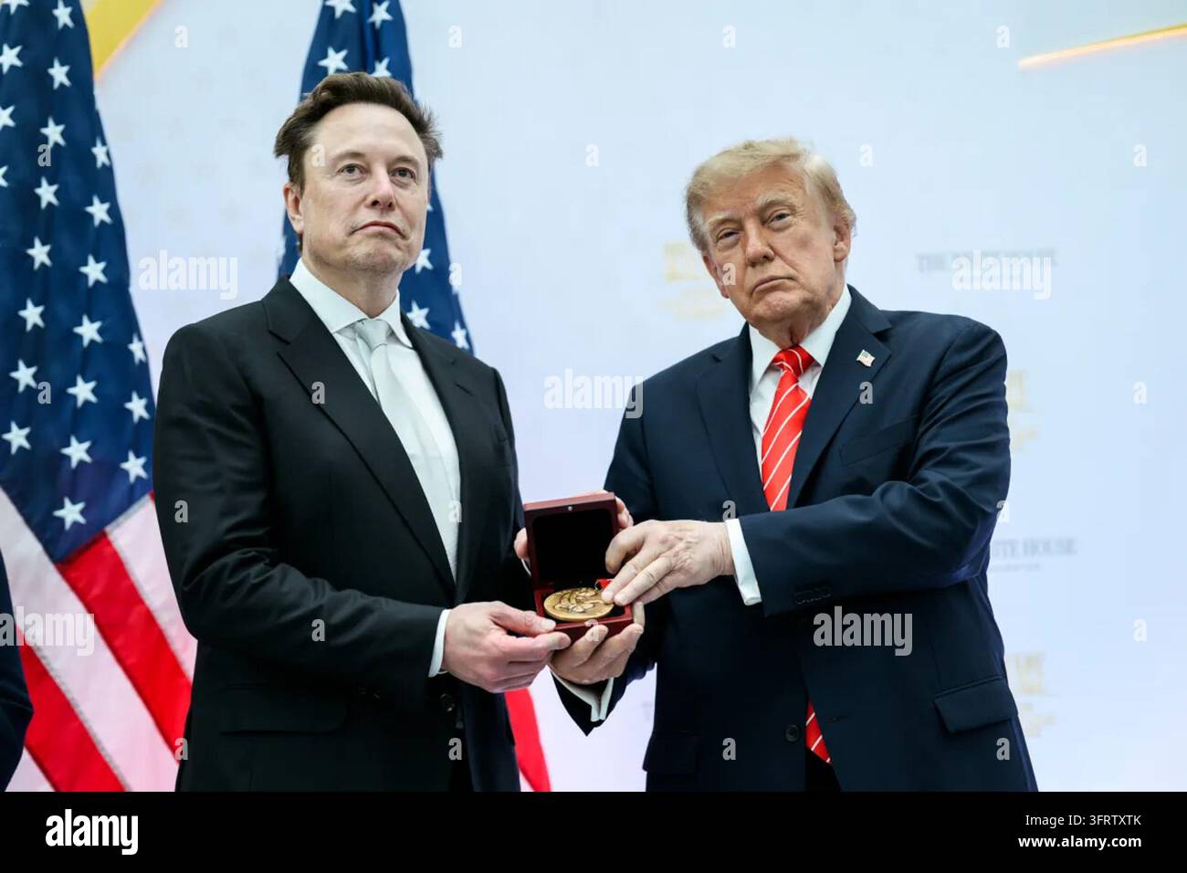 Le président Donald J. Trump remet à Elon Musk la Médaille nationale de la technologie et de l'innovation lors du sommet « Un nouveau âge d'or » à l'Institut de la paix Donald J. Trump à Washington, D.C., le 8 octobre 2026. Banque D'Images