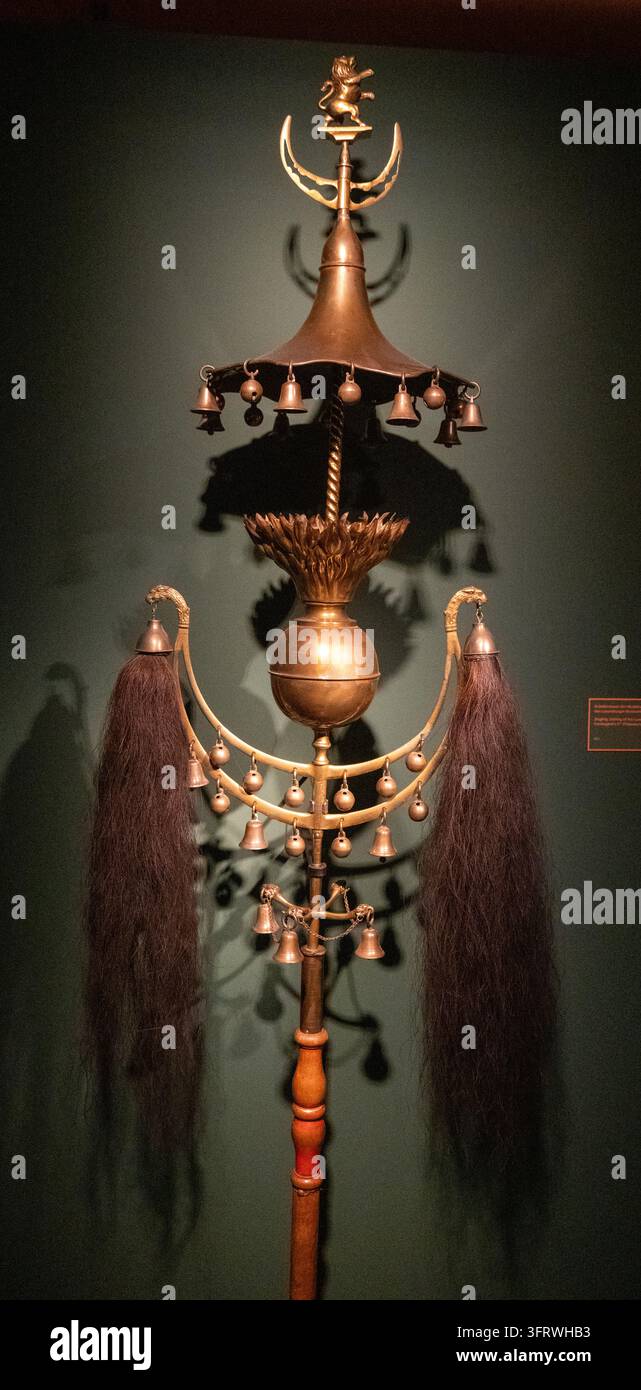 Luxembourg-Ville, Luxembourg - 11 janv. 26 : Étendard cérémoniel orné de cloches en laiton, de formes de croissant, de glands en crin et d'un finial en forme de lion affiché ins Banque D'Images