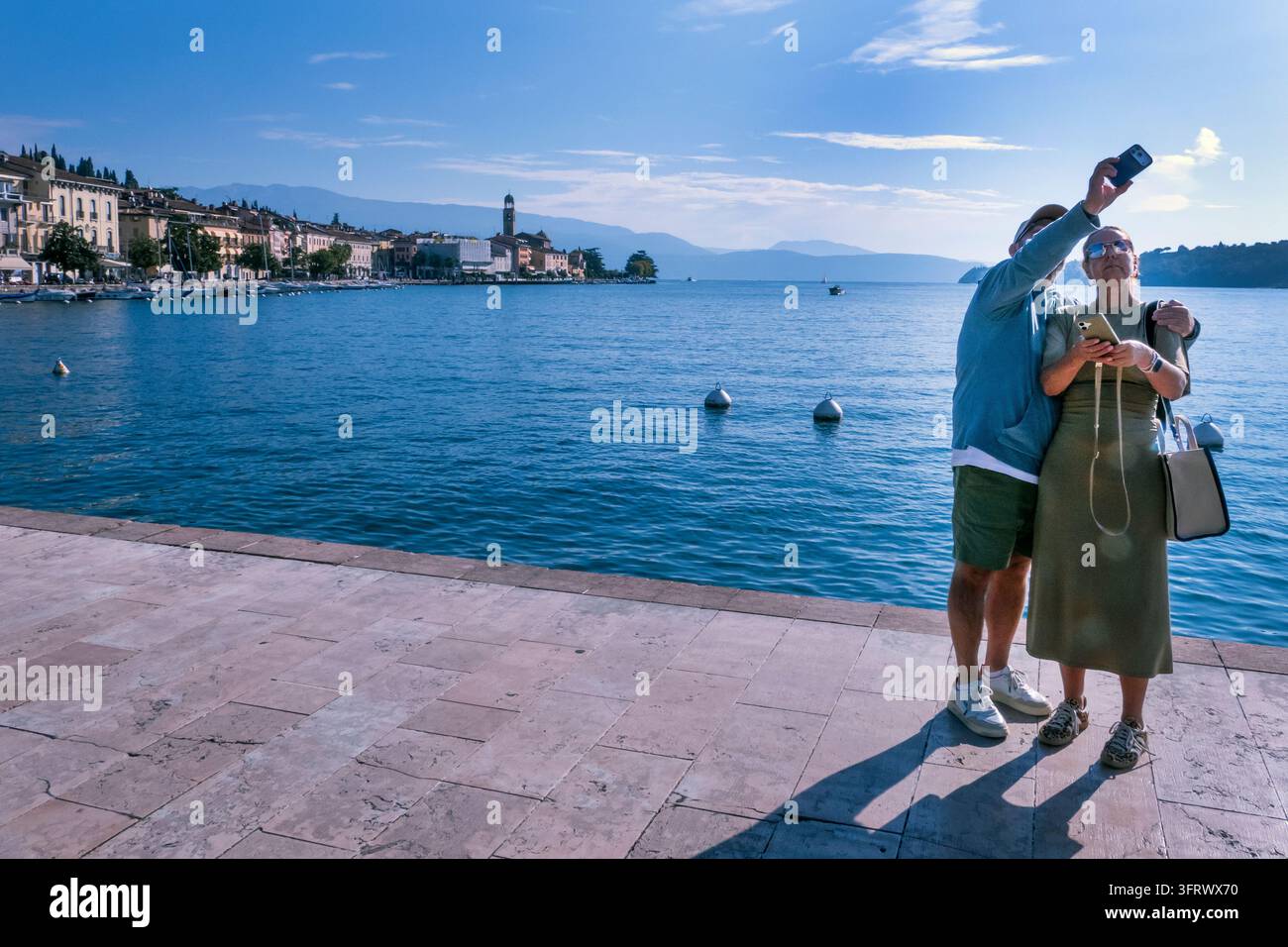 Touriste à Salo sur le lac de Garde en Italie Banque D'Images