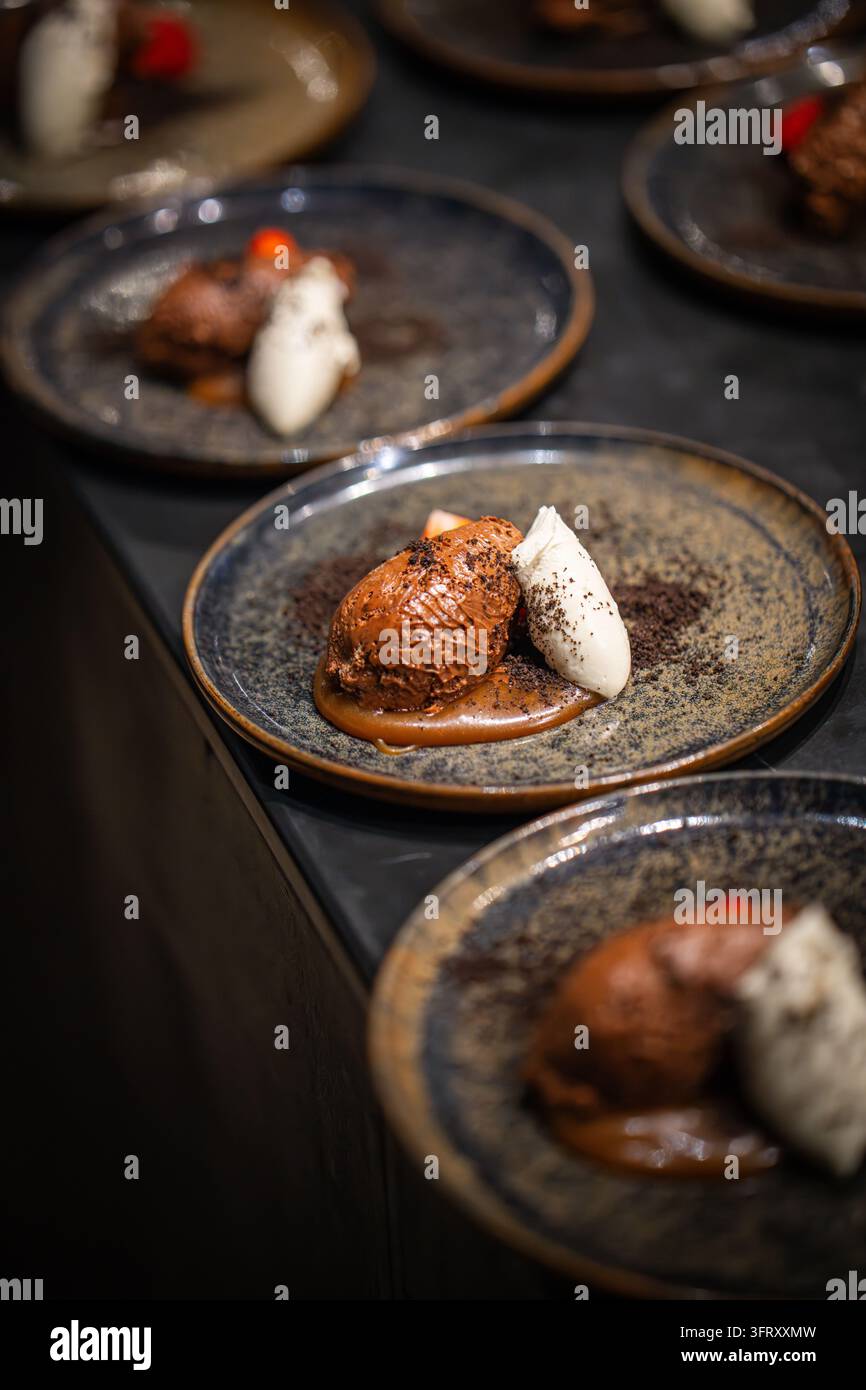 Quenelle de mousse au chocolat avec crème, sauce au caramel et miettes de chocolat, présentée comme un dessert de luxe pour le dîner, Écosse, Royaume-Uni Banque D'Images