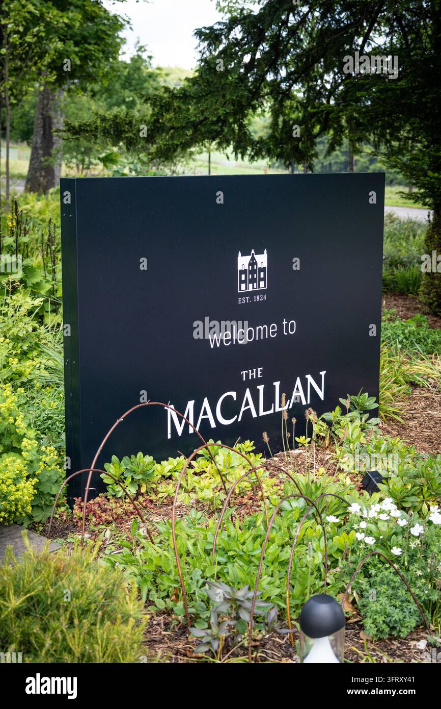 Panneau Bienvenue à The Macallan avec le logo Easter Elchies House et Est. 1824 dans les jardins plantés de la distillerie, Speyside, Écosse, Royaume-Uni Banque D'Images