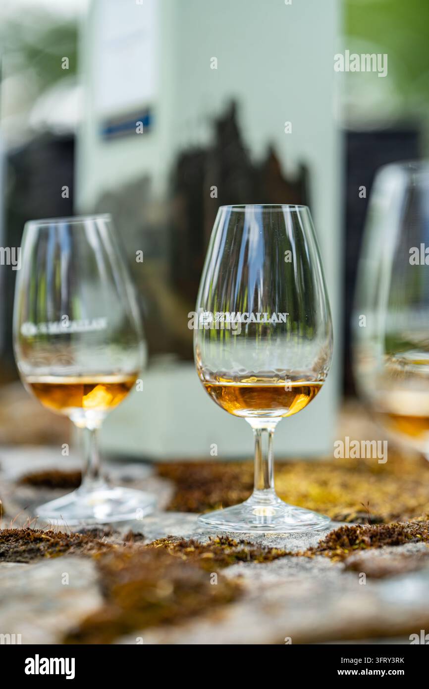 Bouteille et boîte cadeau de la Macallan Home Collection River Spey single malt Scotch whisky sur un mur de pierre moussu, Speyside, Écosse, Royaume-Uni Banque D'Images