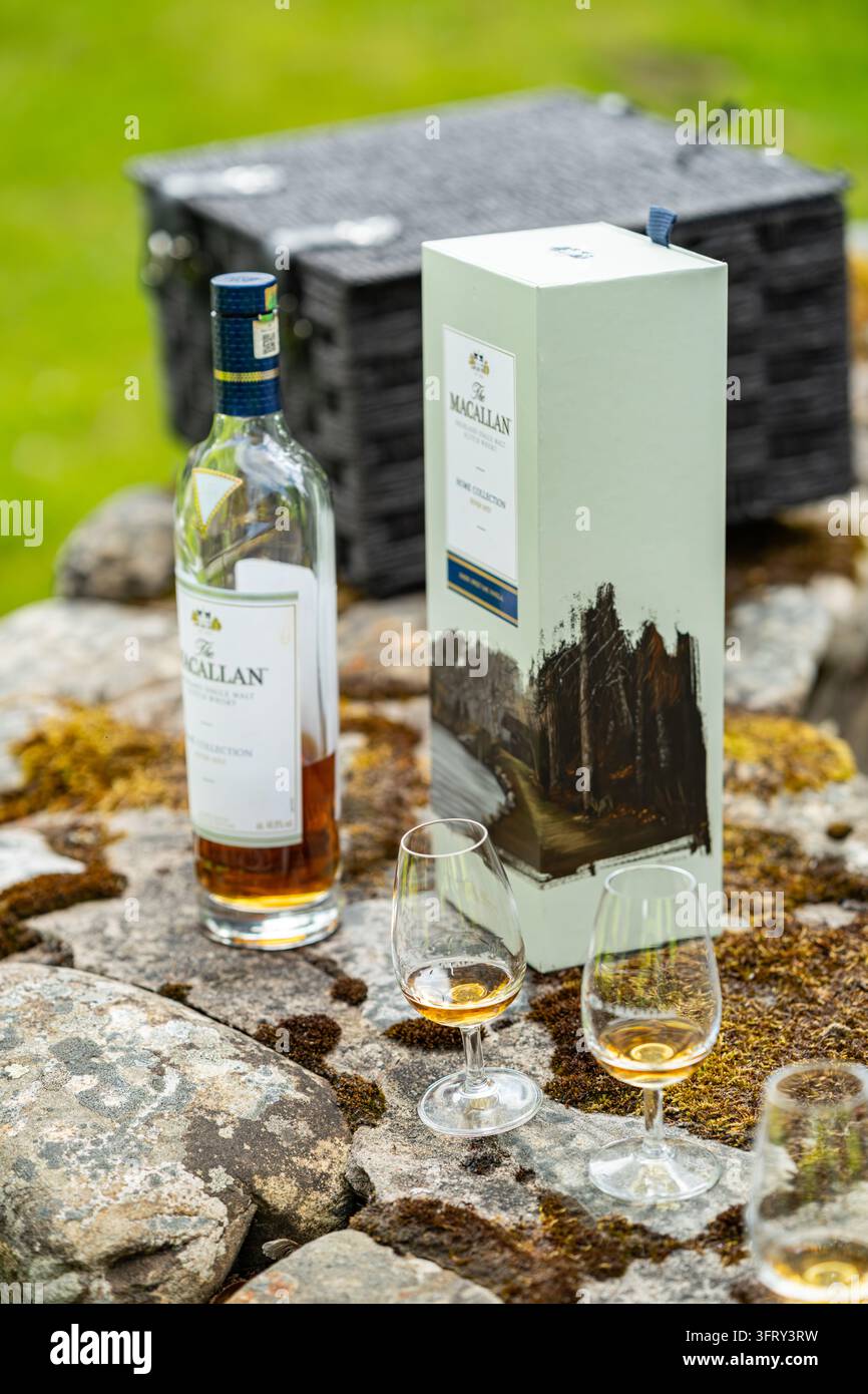 Bouteille et boîte cadeau de la Macallan Home Collection River Spey single malt Scotch whisky sur un mur de pierre moussu, Speyside, Écosse, Royaume-Uni Banque D'Images