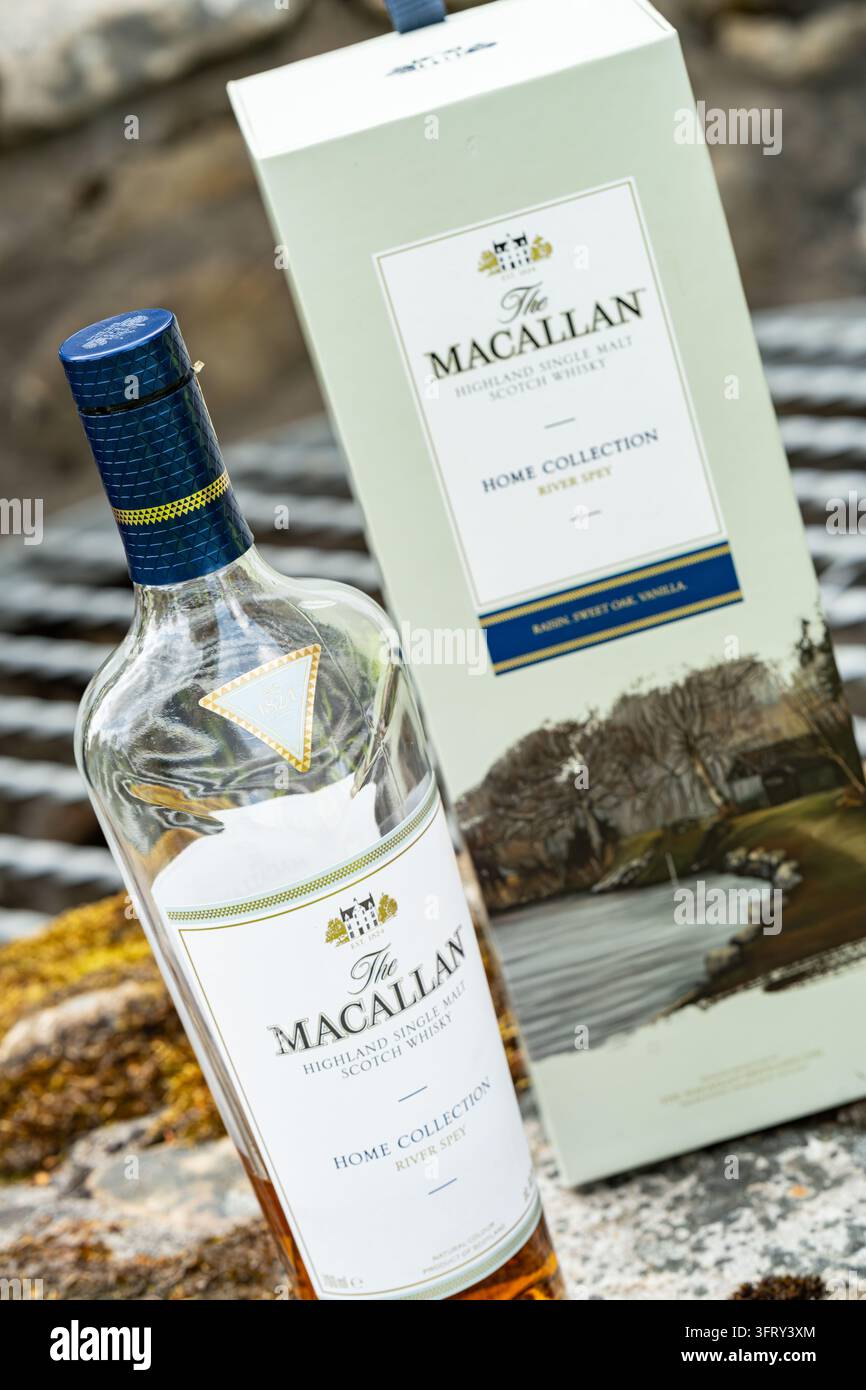 Bouteille et boîte cadeau de la Macallan Home Collection River Spey single malt Scotch whisky sur un mur de pierre moussu, Speyside, Écosse, Royaume-Uni Banque D'Images