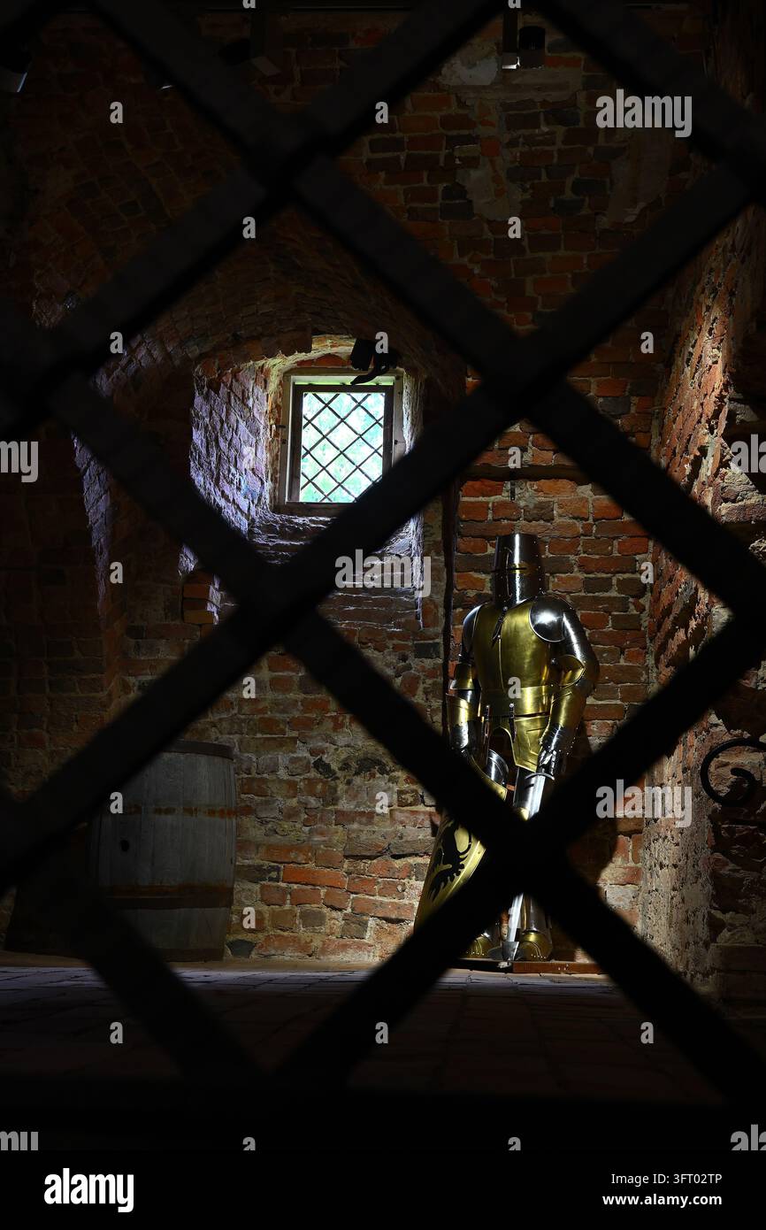 Armure de chevalier médiévale exposée dans une chambre de château en brique Banque D'Images