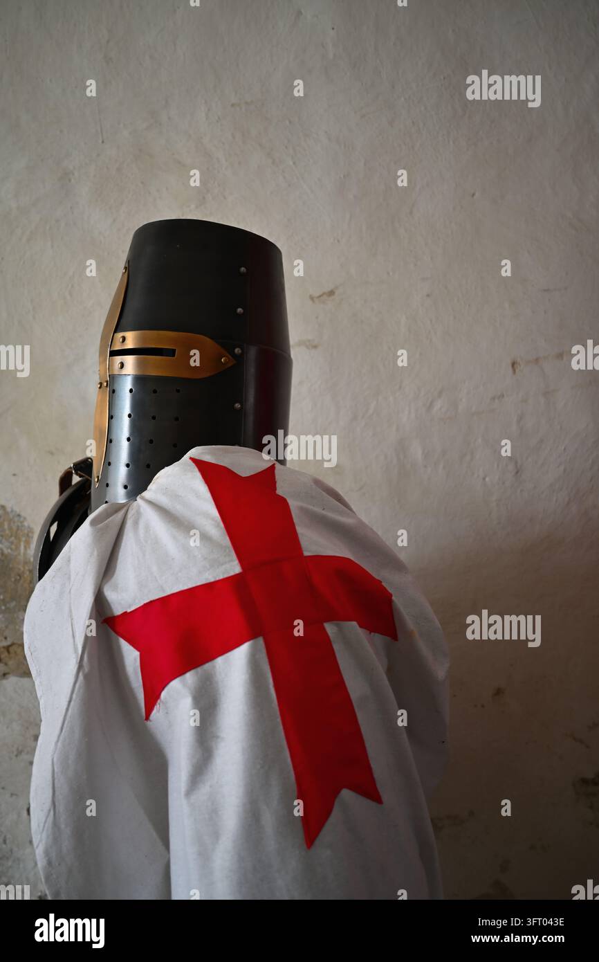Casque de chevalier templier et tunique blanche avec croix rouge Banque D'Images