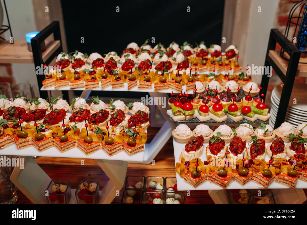 Canapés gourmets variés et finger foods savoureux sur une table de buffet de traiteur Banque D'Images