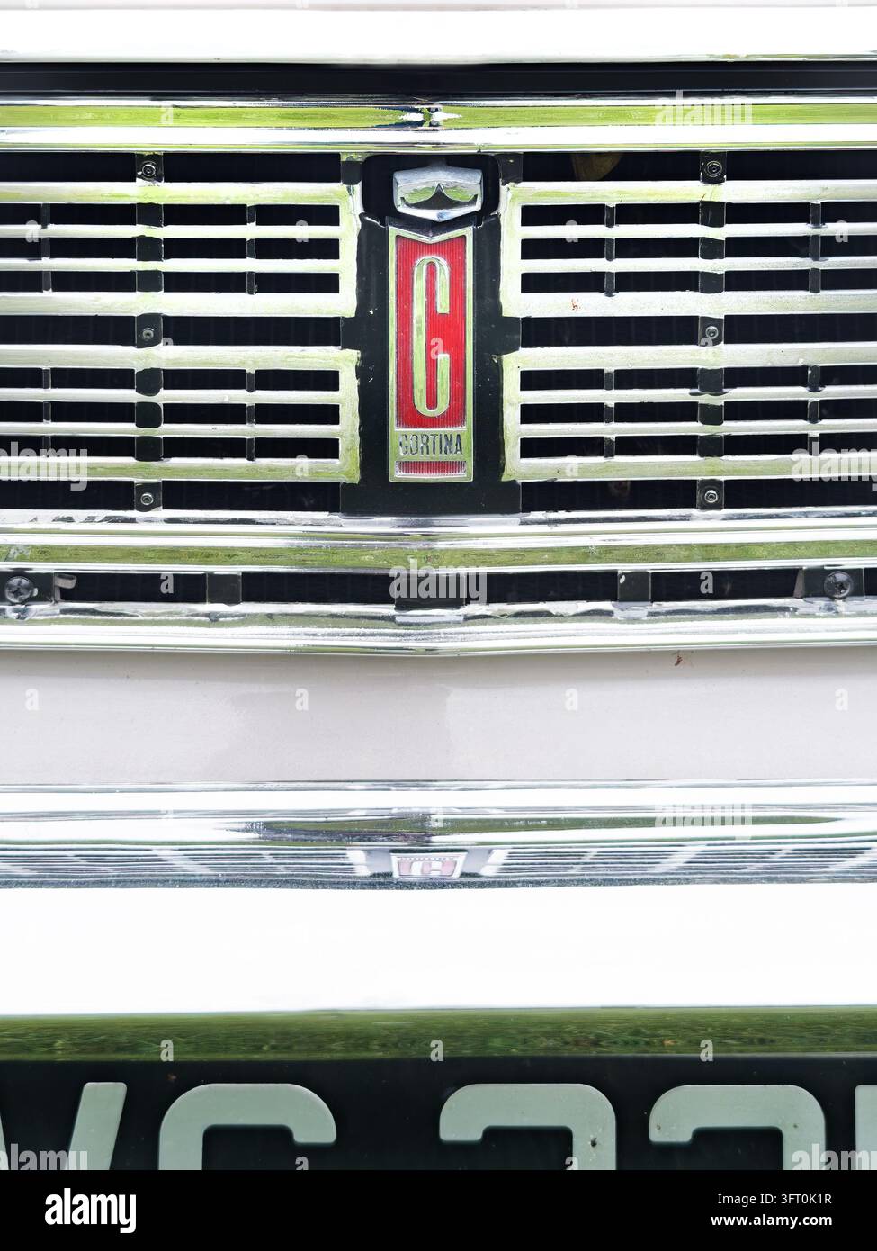 Badge Ford Cortina et détails avant sur une voiture blanche en Angleterre, Royaume-Uni Banque D'Images