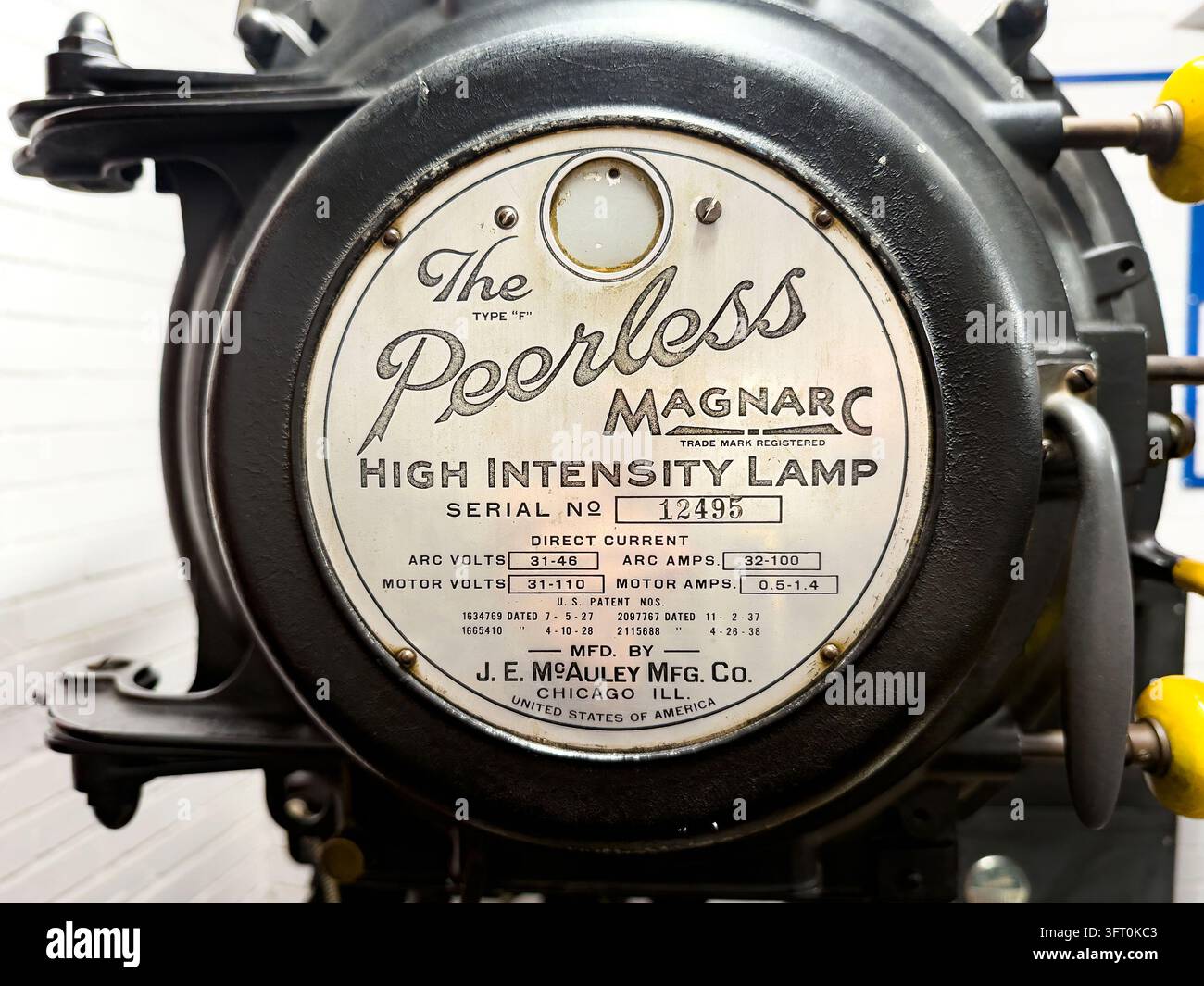Plaque nominative d'une lampe haute intensité Peerless Magnarc noire fabriquée par J E McAuley Mfg Co à Chicago, Illinois, détail d'un projecteur de cinéma Banque D'Images