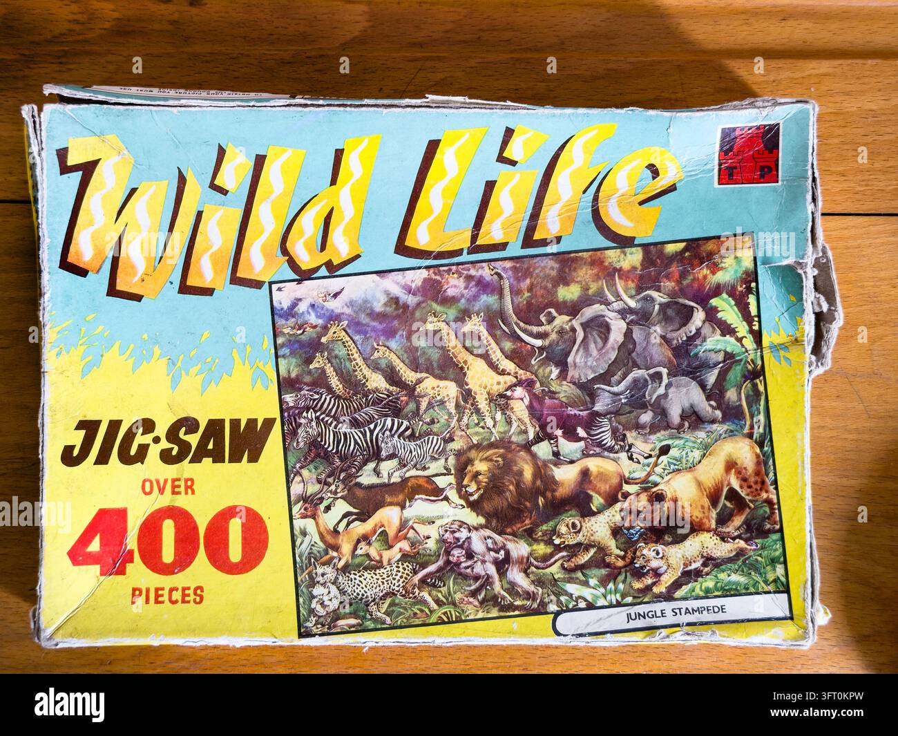 Boîte de puzzle vintage Wild Life Jungle Stampede sur table Banque D'Images