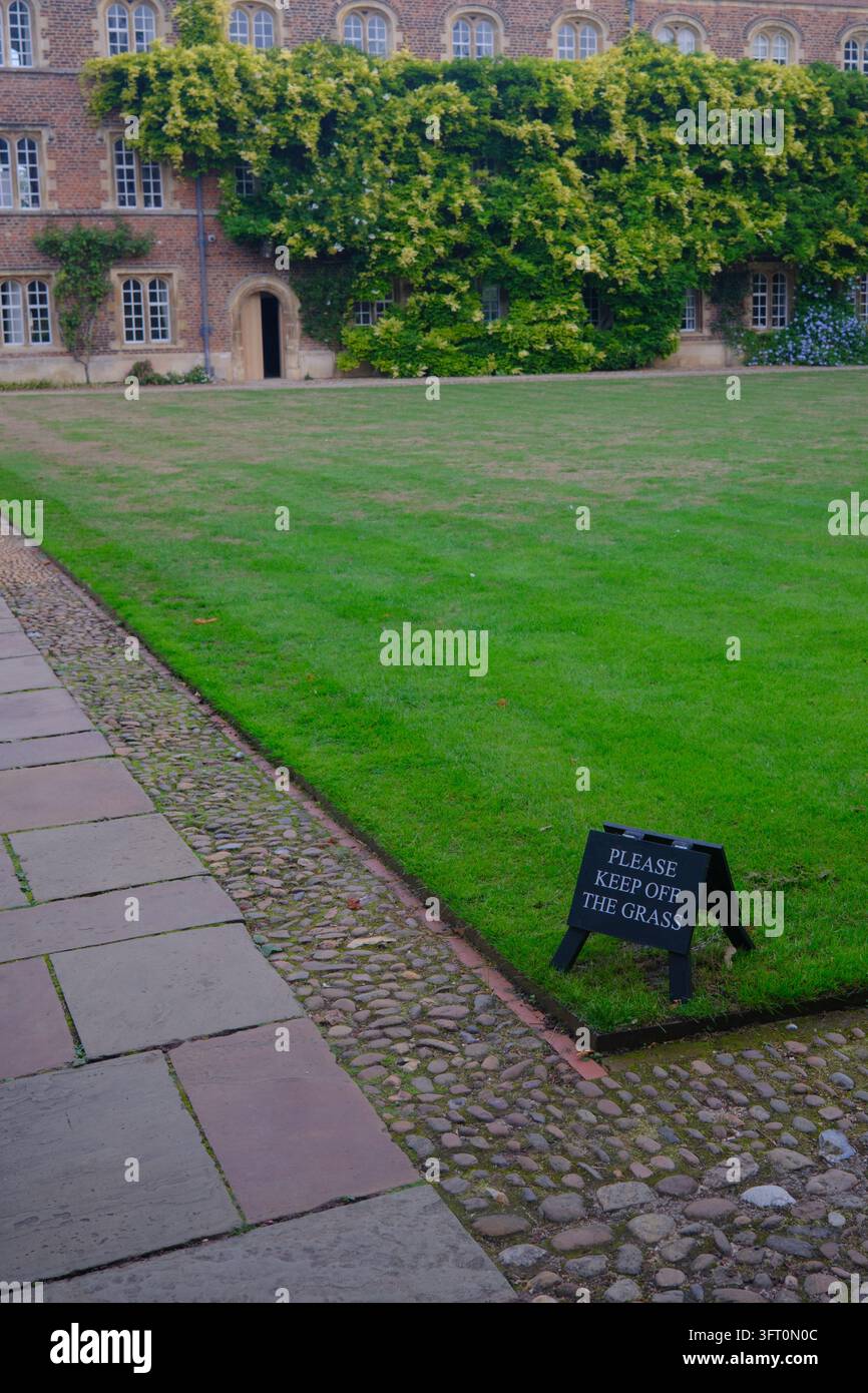 Panneau « Ne pas marcher sur l'herbe » à l'Université de Cambridge Banque D'Images
