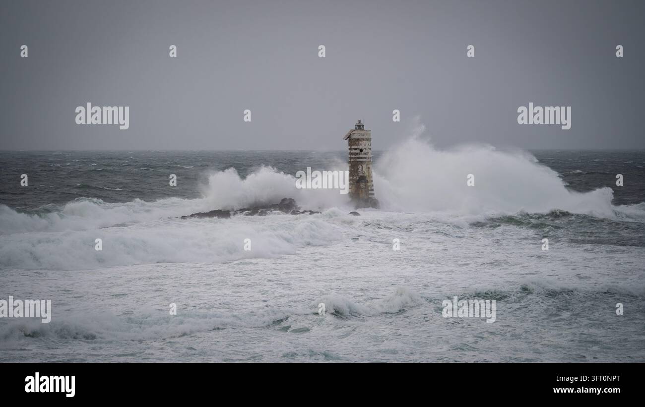 Phare résistant à des vagues massives dans le sud de la Sardaigne Banque D'Images