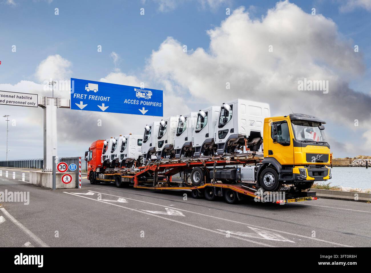 Camion de marchandises au terminal, Caen, France Banque D'Images