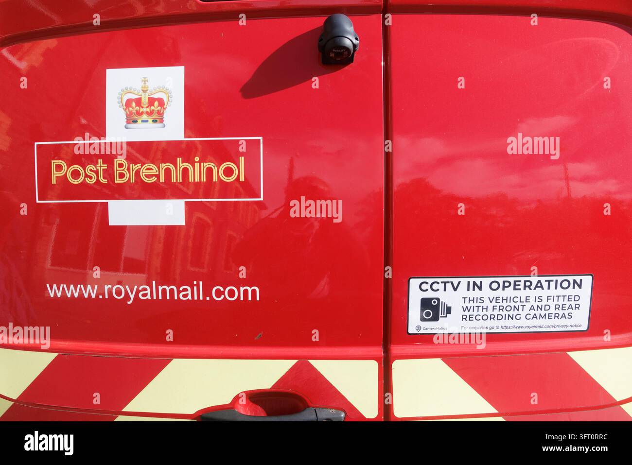 Camion Royal Mail avec avertissement de sécurité concernant les caméras de surveillance et nom bilingue gallois-anglais, Penmaenmawr, Pays de Galles, Royaume-Uni Banque D'Images