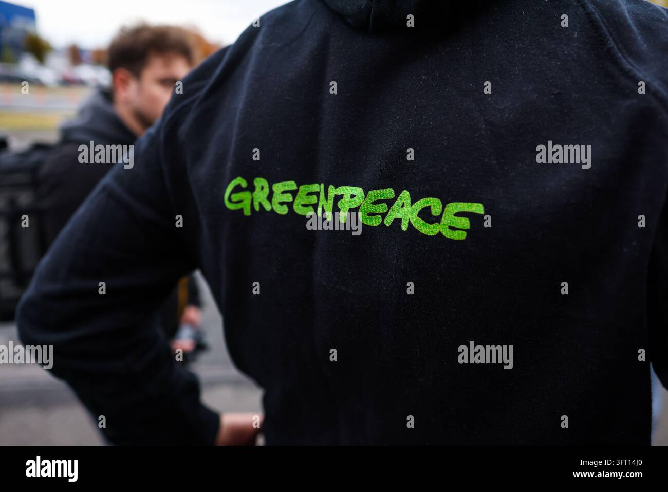 Bucarest, Roumanie - 13 octobre 2026 : Détails avec le logo Greenpeace sur les vêtements d'une personne lors d'une manifestation. Banque D'Images