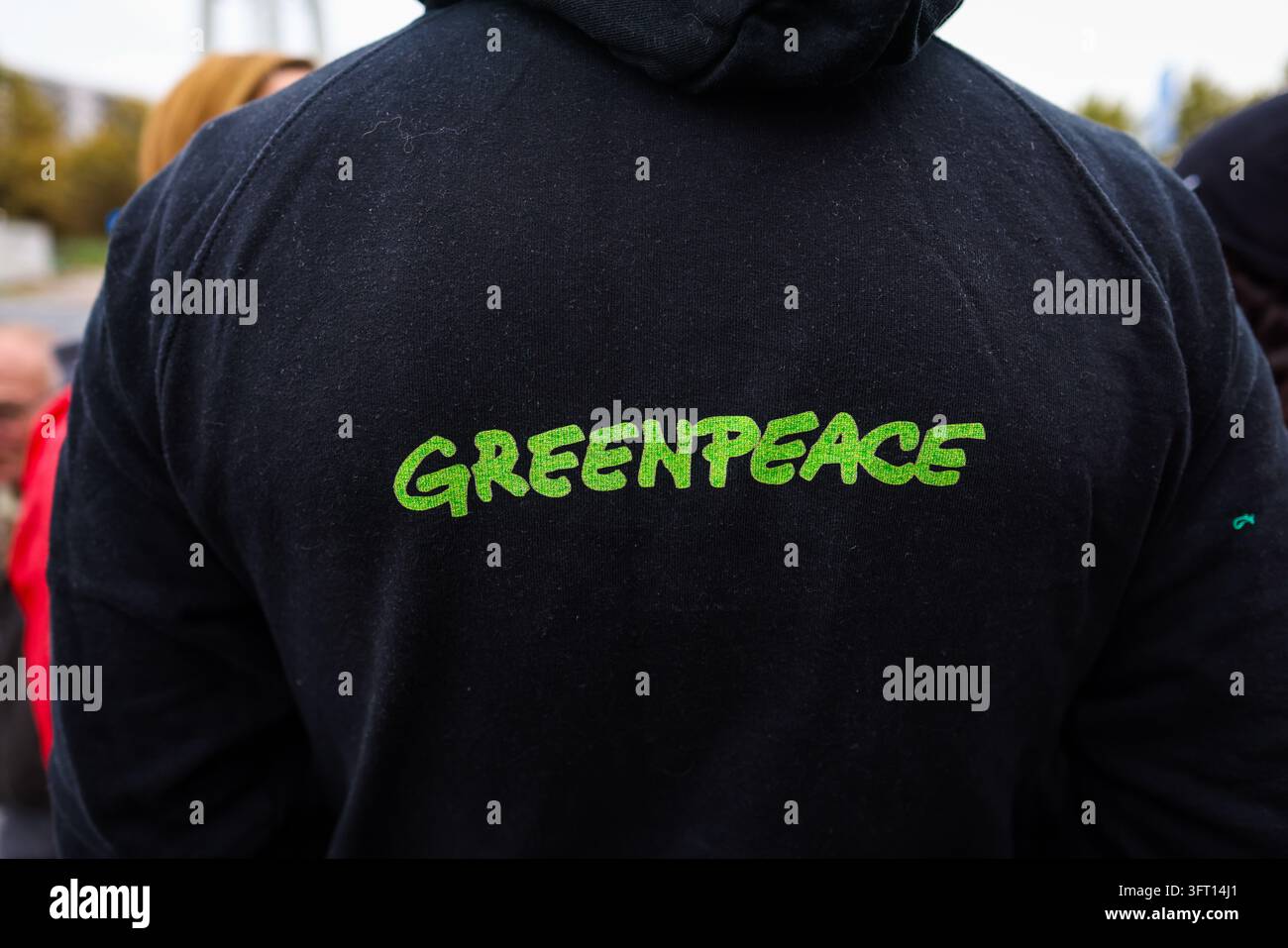 Bucarest, Roumanie - 13 octobre 2026 : Détails avec le logo Greenpeace sur les vêtements d'une personne lors d'une manifestation. Banque D'Images