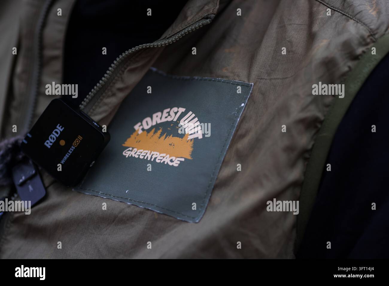 Bucarest, Roumanie - 13 octobre 2026 : Détails avec le logo Greenpeace (Unité Forestière) sur les vêtements d'une personne lors d'une manifestation. Banque D'Images
