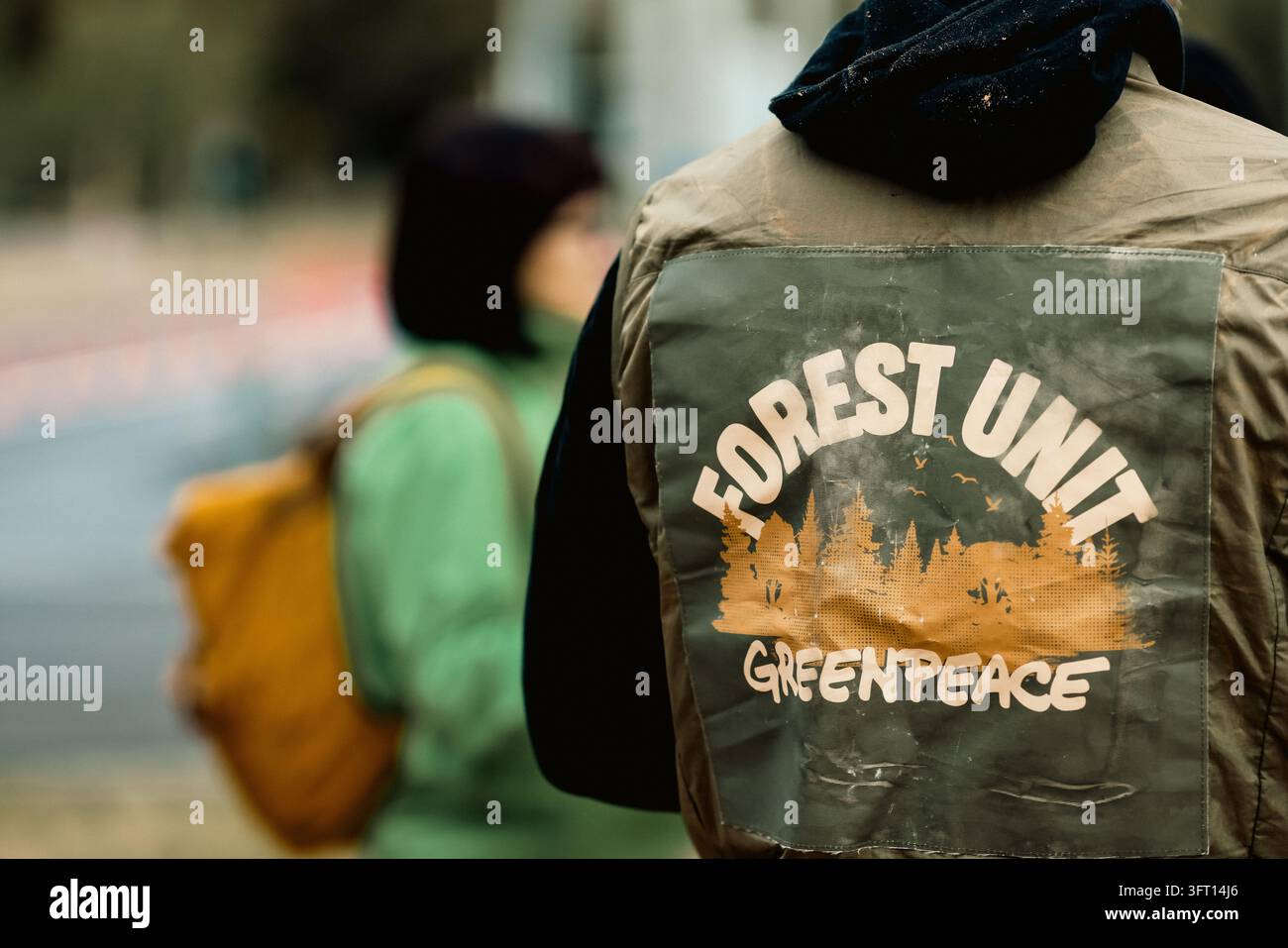 Bucarest, Roumanie - 13 octobre 2026 : Détails avec le logo Greenpeace (Unité Forestière) sur les vêtements d'une personne lors d'une manifestation. Banque D'Images