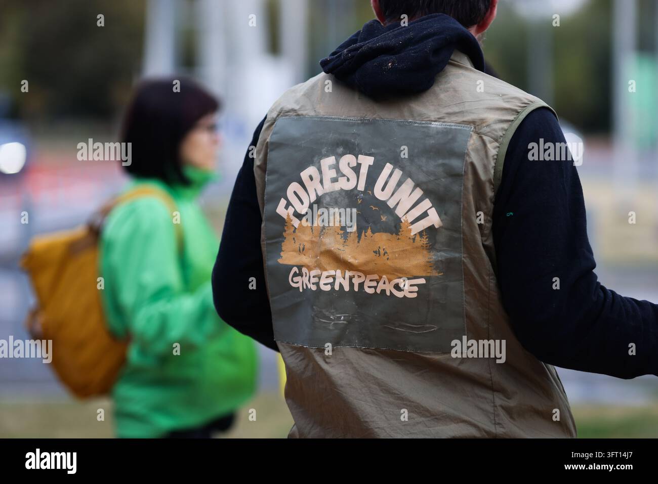 Bucarest, Roumanie - 13 octobre 2026 : Détails avec le logo Greenpeace (Unité Forestière) sur les vêtements d'une personne lors d'une manifestation. Banque D'Images