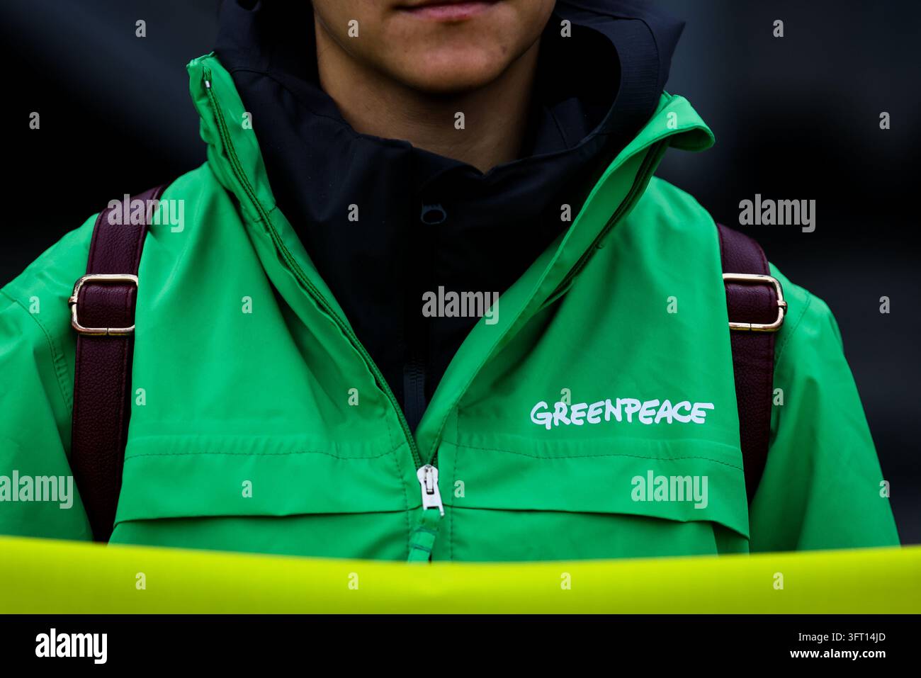 Bucarest, Roumanie - 13 octobre 2026 : Détails avec le logo Greenpeace sur les vêtements d'une personne lors d'une manifestation. Banque D'Images
