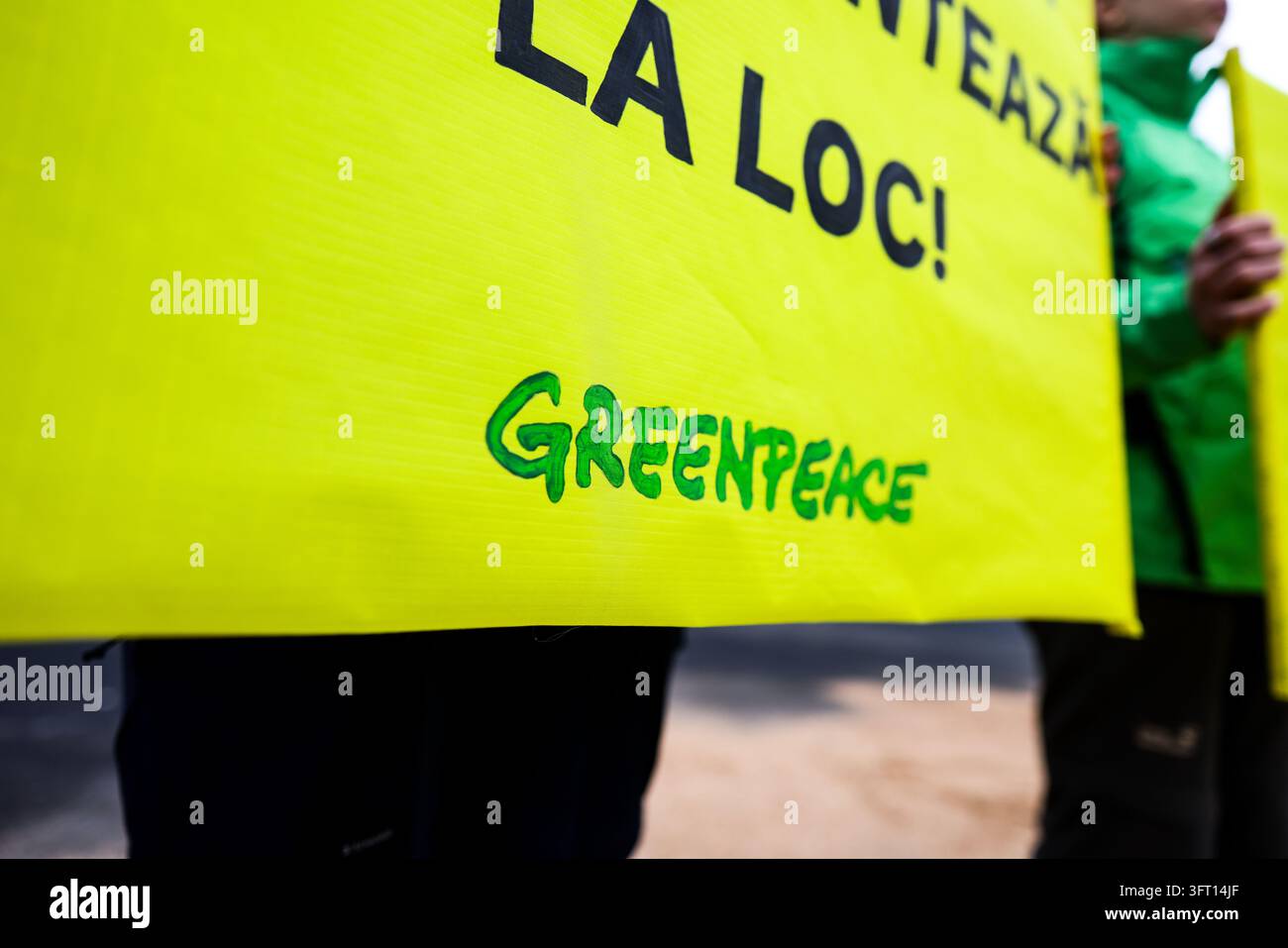 Bucarest, Roumanie - 13 octobre 2026 : Détails avec le logo Greenpeace sur une pancarte de protestation. Banque D'Images