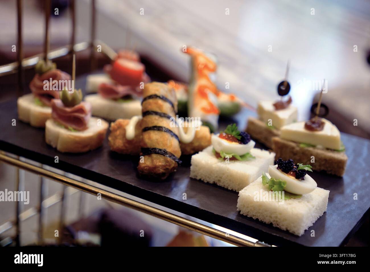 Canapés et hors-d'œuvre savoureux pour le thé de l'après-midi Banque D'Images
