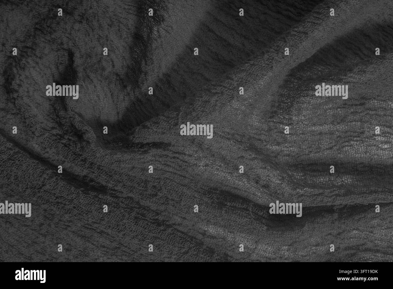 Gaze gris neutre avec des plis superposés, une trame ouverte et des ombres douces, créant un fond abstrait polyvalent pour le branding minimaliste et le design graphique Banque D'Images