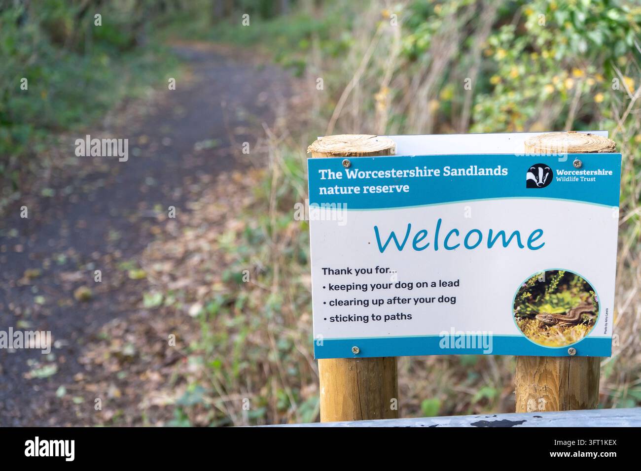 Panneau de bienvenue de la réserve naturelle de Worcestershire Sandlands monté sur des poteaux le long d'un sentier de randonnée des Midlands, Royaume-Uni. Banque D'Images