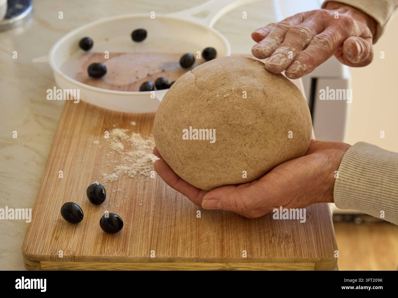 Mains façonnant de la pâte de pain complet fait maison Banque D'Images