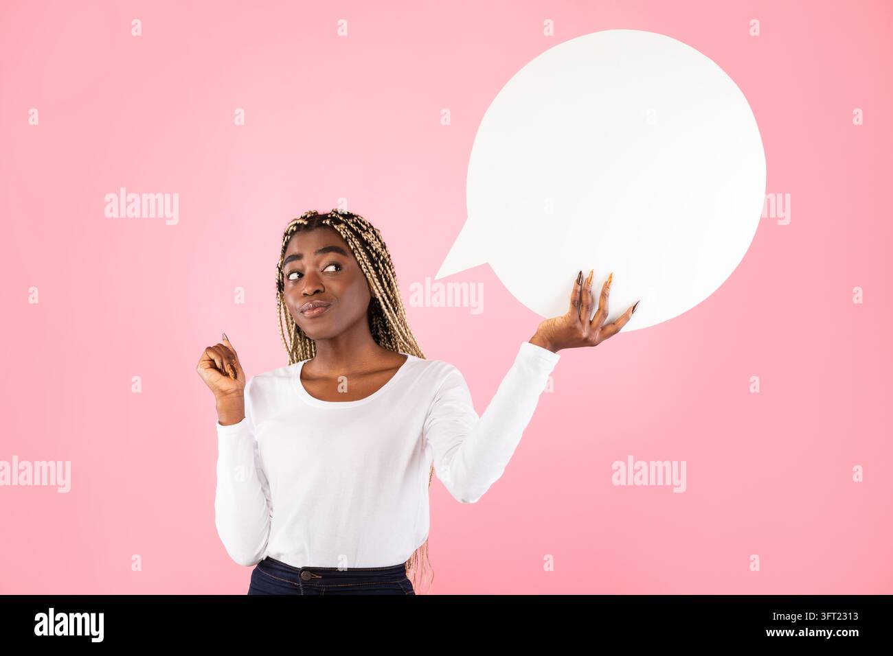 Concept d'idée. Dame noire pensive tenant et regardant vers le haut le ballon de bulle de parole vierge avec espace de copie pour votre texte ou conception, curieux african americ Banque D'Images