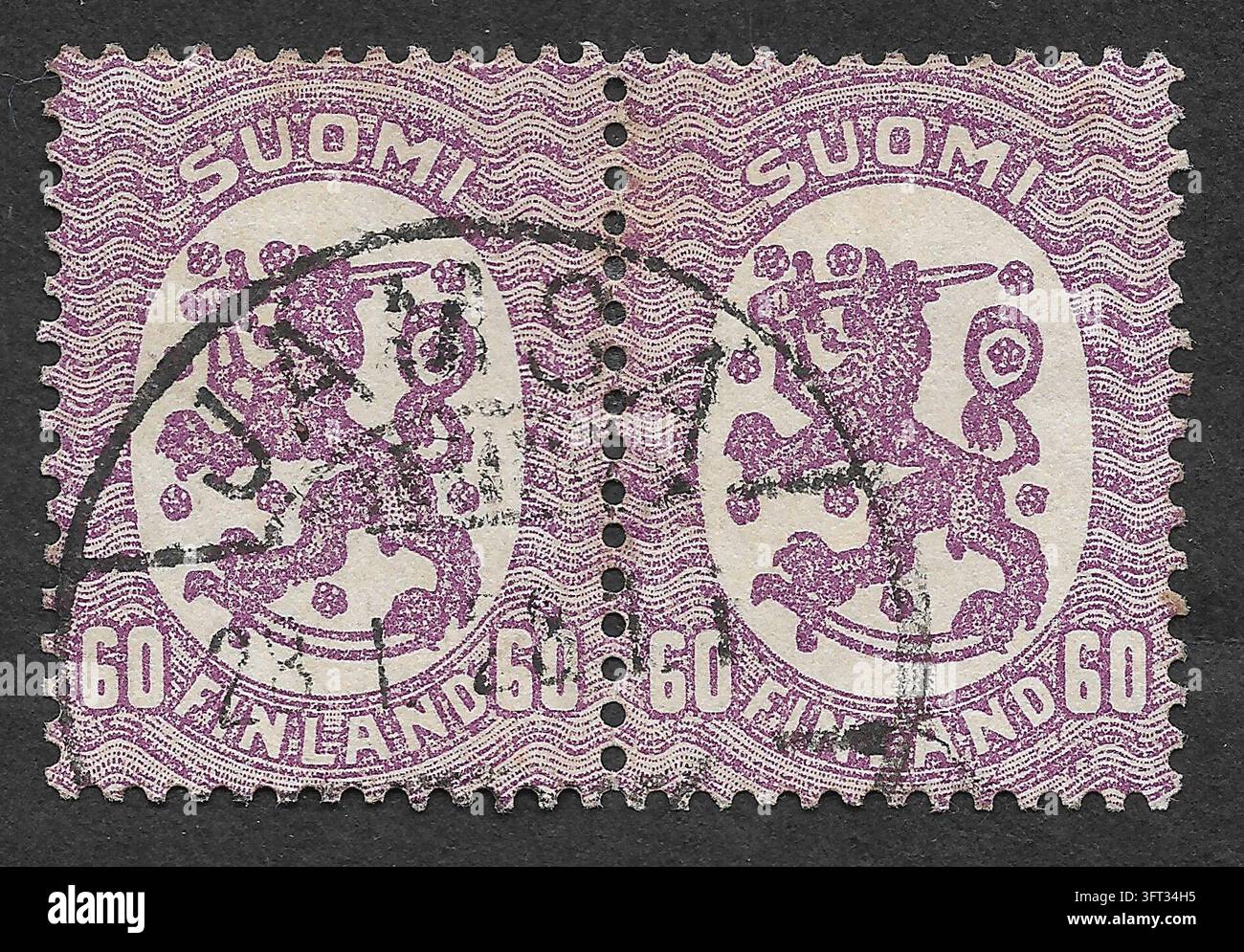 Paire de timbres-poste de Finlande de 60 penni lilas-violet de 1921 représentant le lion héraldique finlandais couronné dans un design ovale orné par le célèbre architecte finlandais Eliel Saarinen. Émis dans le cadre de la série de timbres définitifs de la période de l'indépendance précoce de la Finlande, les deux timbres reliés présentent une cancellation postale circulaire proéminente sur les deux exemplaires. Un exemple historique du symbolisme national finlandais, du design graphique scandinave et de l'histoire postale européenne du début du XXe siècle Banque D'Images
