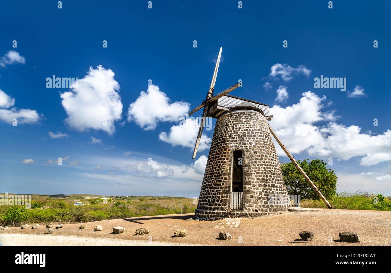 La tour historique du moulin à vent en pierre de la plantation de sucre Betty's Hope sous un ciel bleu éclatant sur l'île d'Antigua dans les Caraïbes. Banque D'Images